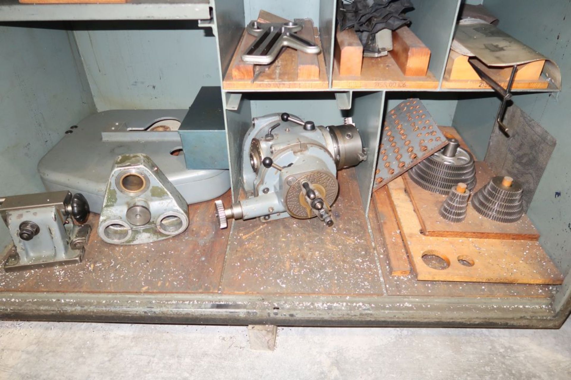 SHAUBLIN MOD: 53 UNIVERSAL HORIZONTAL MILLING MACHINE W/ CUTTING TOOLS, COLLETS, HOLDERS, INDEXING - Image 6 of 6