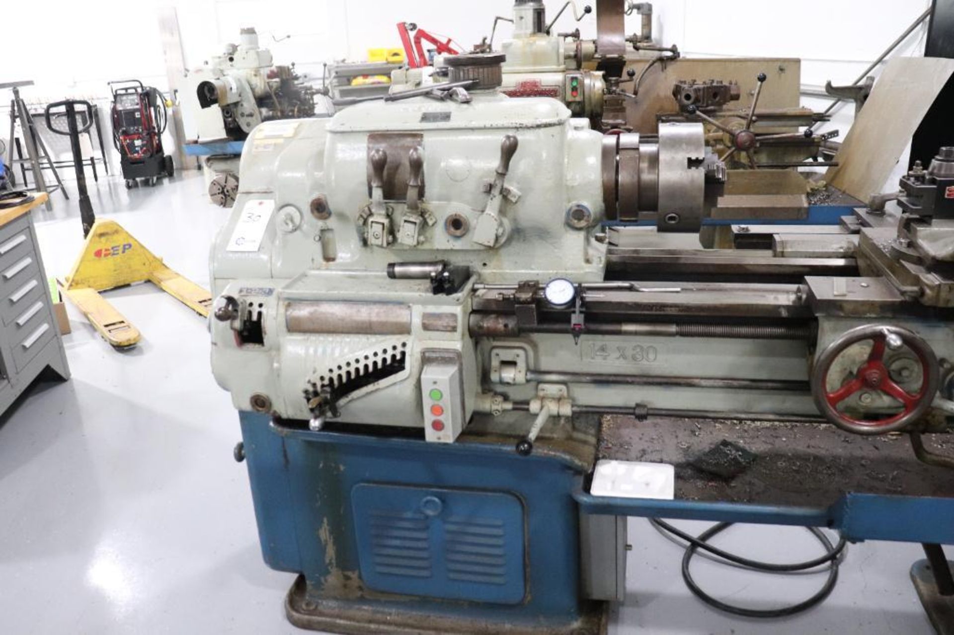 Hendy 14" x 30" geared head tool room lathe - Image 3 of 20