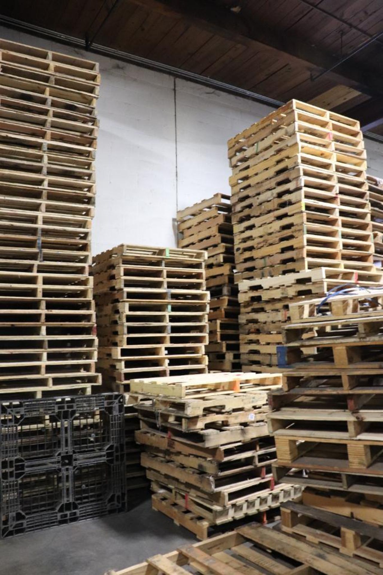 Wood pallets - Image 3 of 6