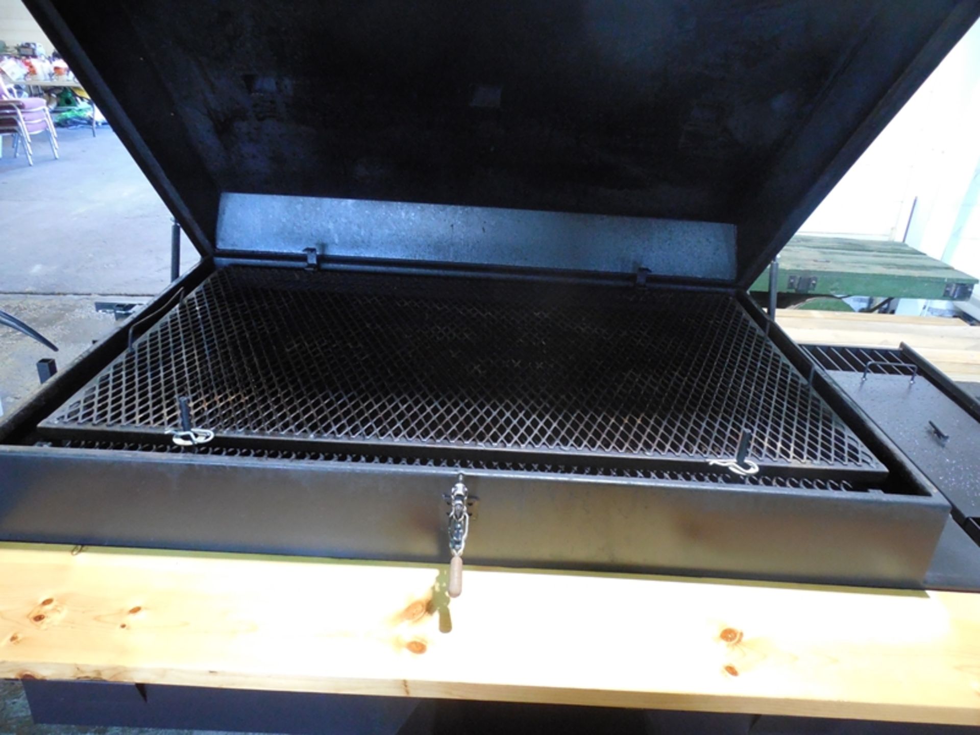 BQ barbeque pig cooker with turn grate and rear burners - Image 4 of 4