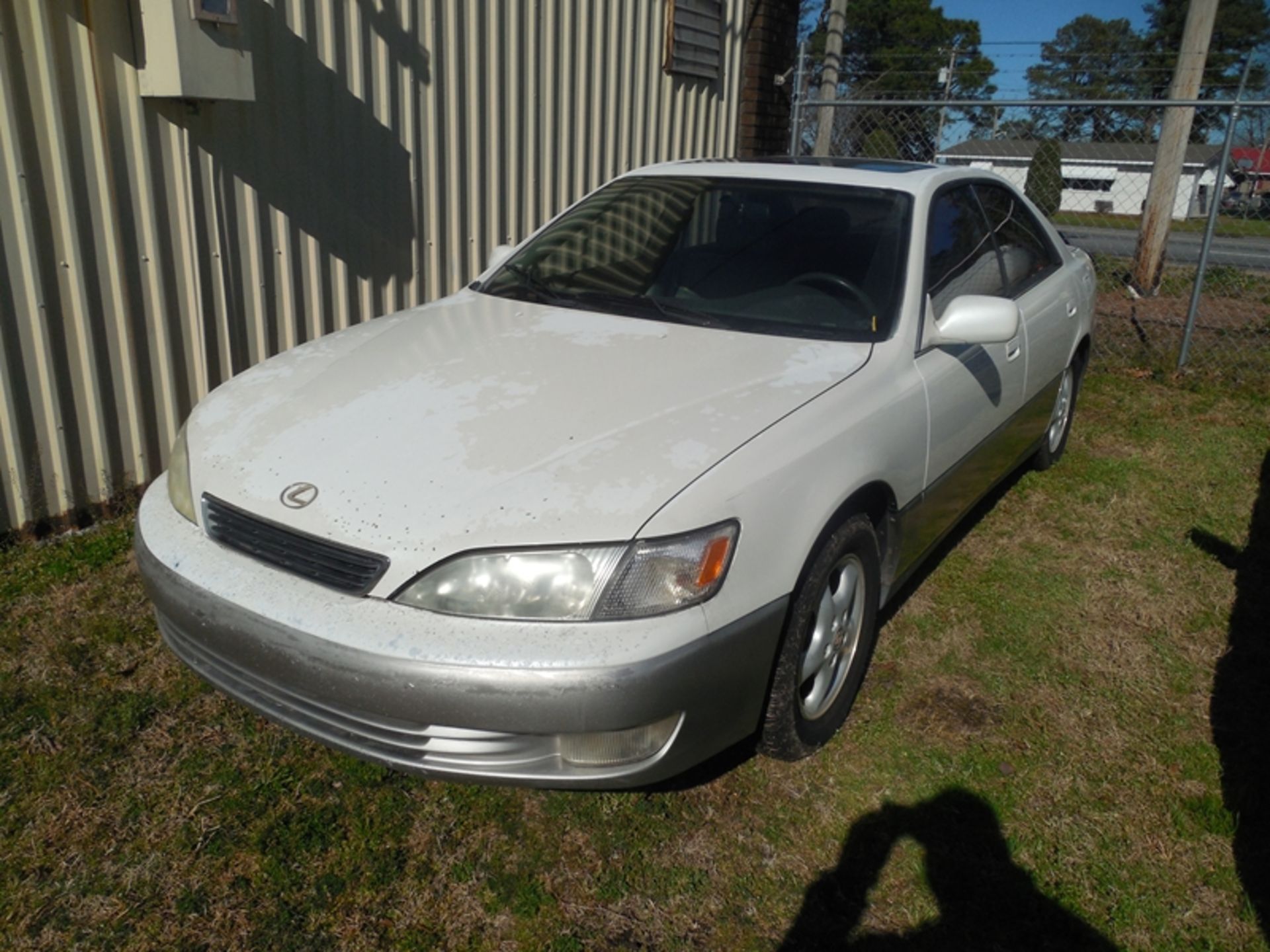 1997 LEXUS ES 300 - 184,848 miles - #JT8BF22G7V5013317 paint clear coat is bad in places