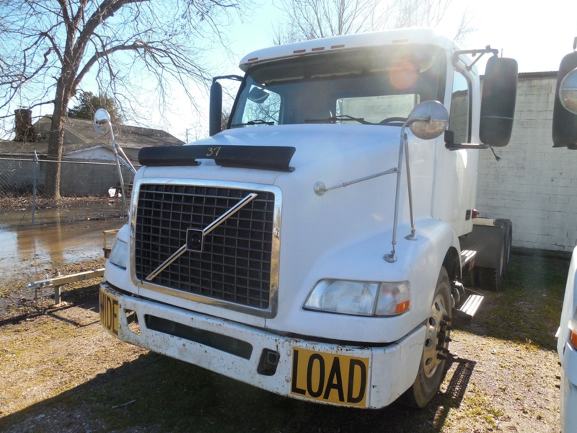 2005 VOLVO daycab - Volvo engine 10 spd, wet line 693,919 miles - #4V4MC9GF05N392743