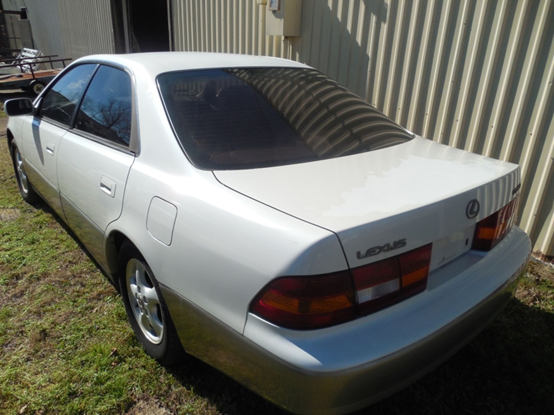 1997 LEXUS ES 300 - 184,848 miles - #JT8BF22G7V5013317 paint clear coat is bad in places - Image 4 of 5