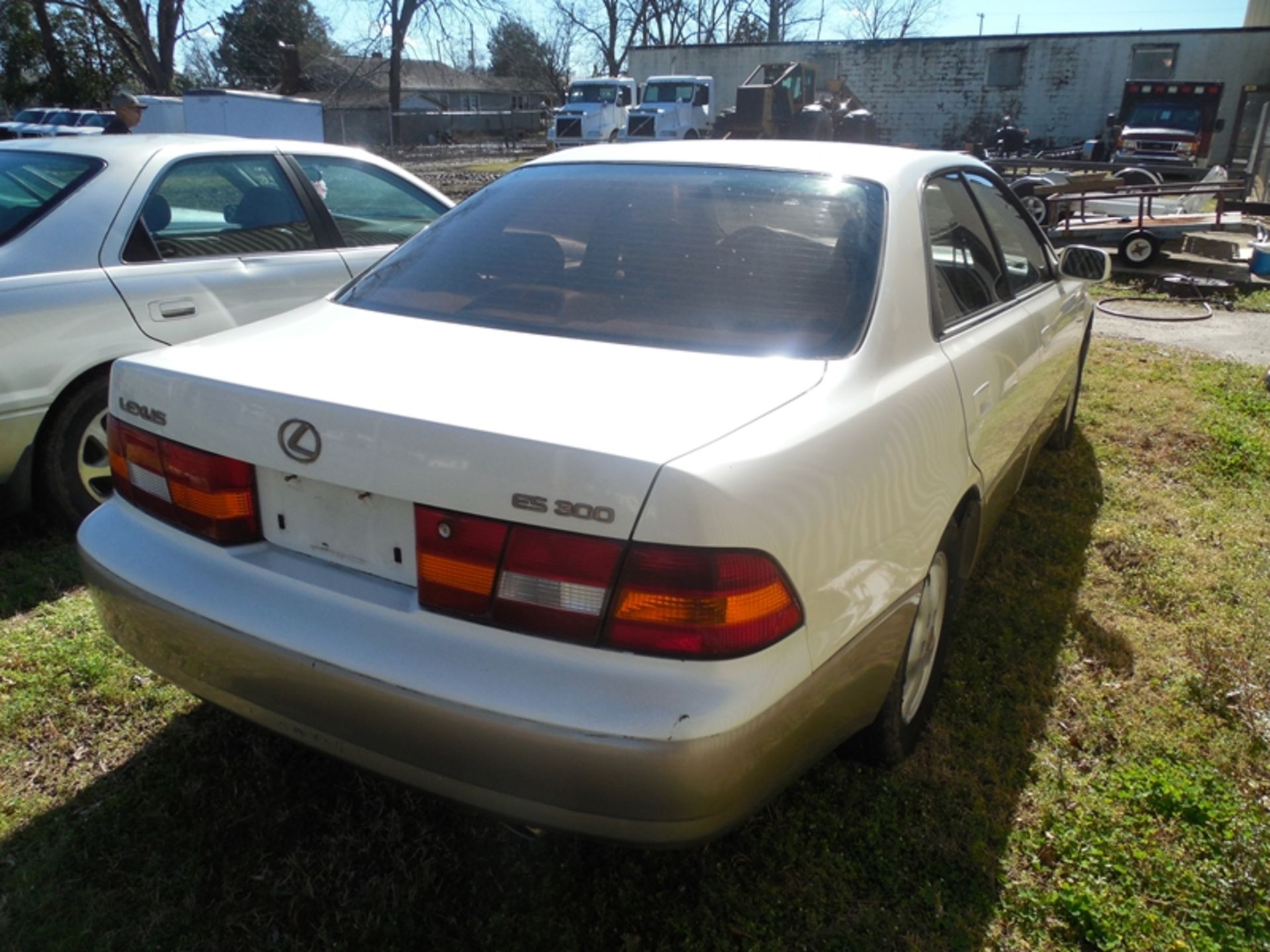 1997 LEXUS ES 300 - 184,848 miles - #JT8BF22G7V5013317 paint clear coat is bad in places - Image 3 of 5