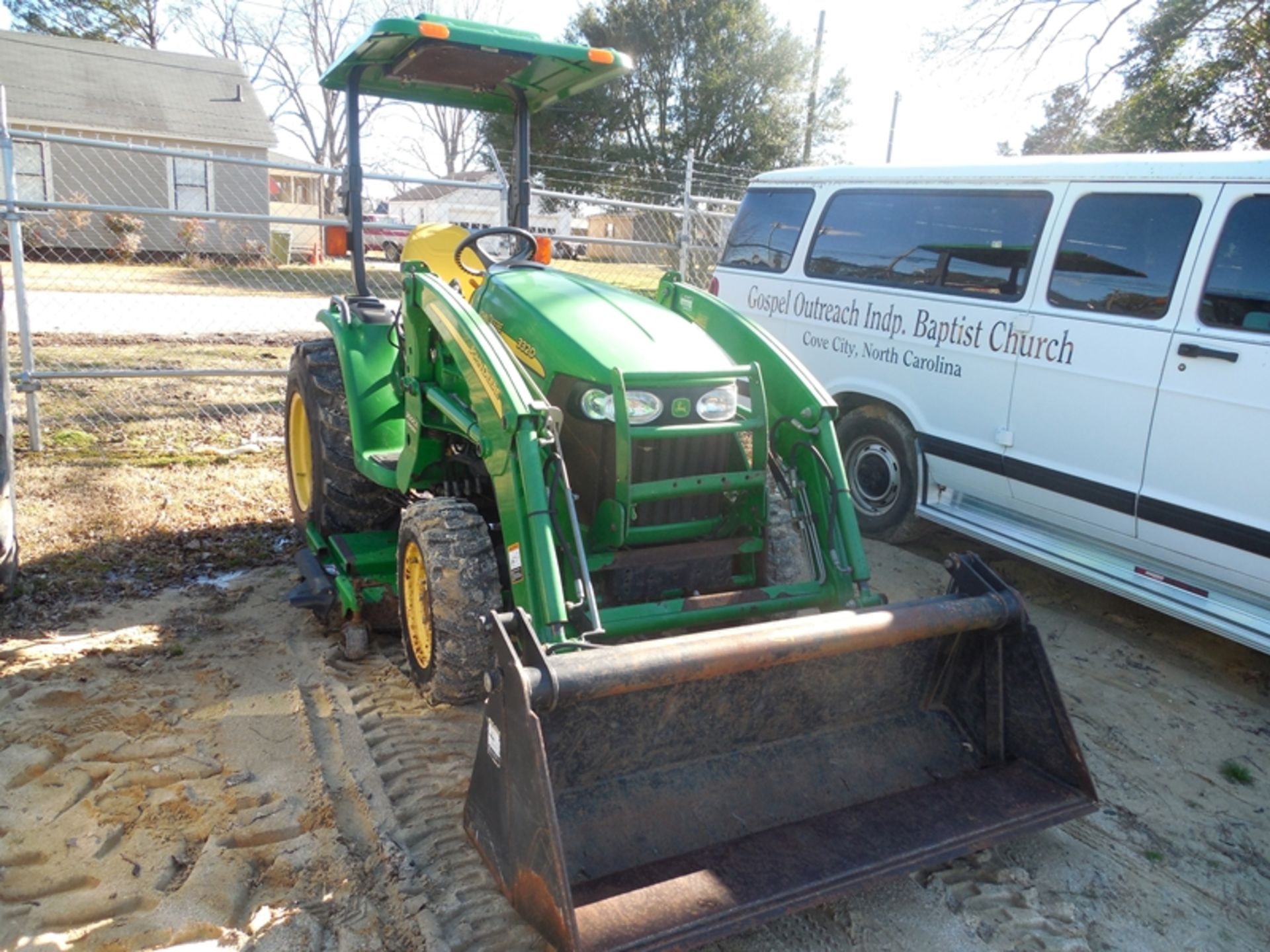 JOHN DEERE 3320 4WD utility tractor with 300CX front end loader, 4n1 bucket with 72" deck belly - Image 2 of 4