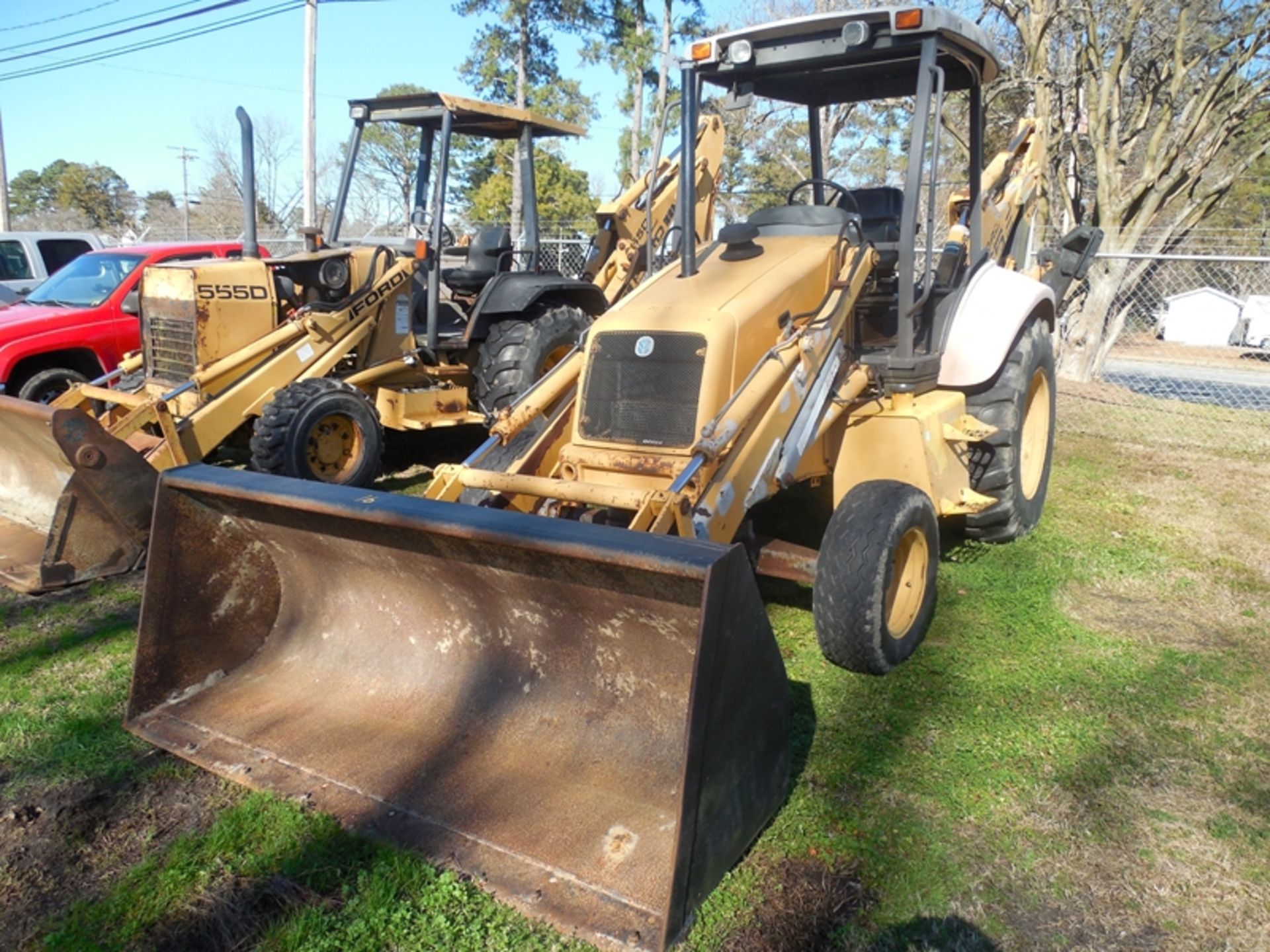 NEW HOLLAND 555E backhoe/loader, 2WD, thumb, ONLY 772 hrs., comes with complete manuals, paint &