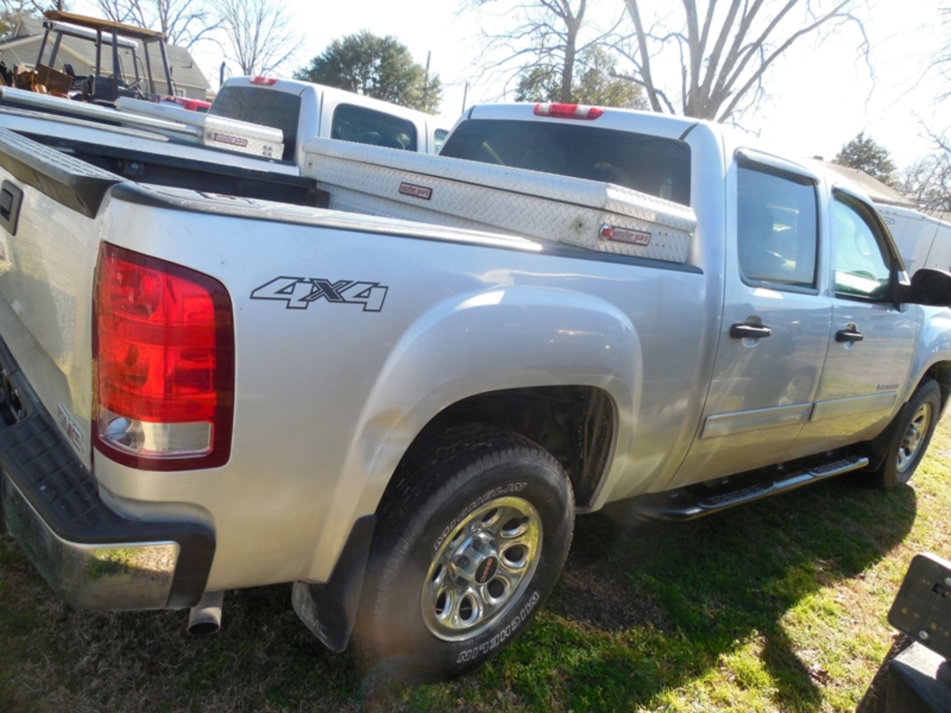 2011 GMC Sierra pickup - crew cab, 4WD, 283,384 miles VIN #3GTP2UEA6BG147553 - Image 3 of 5