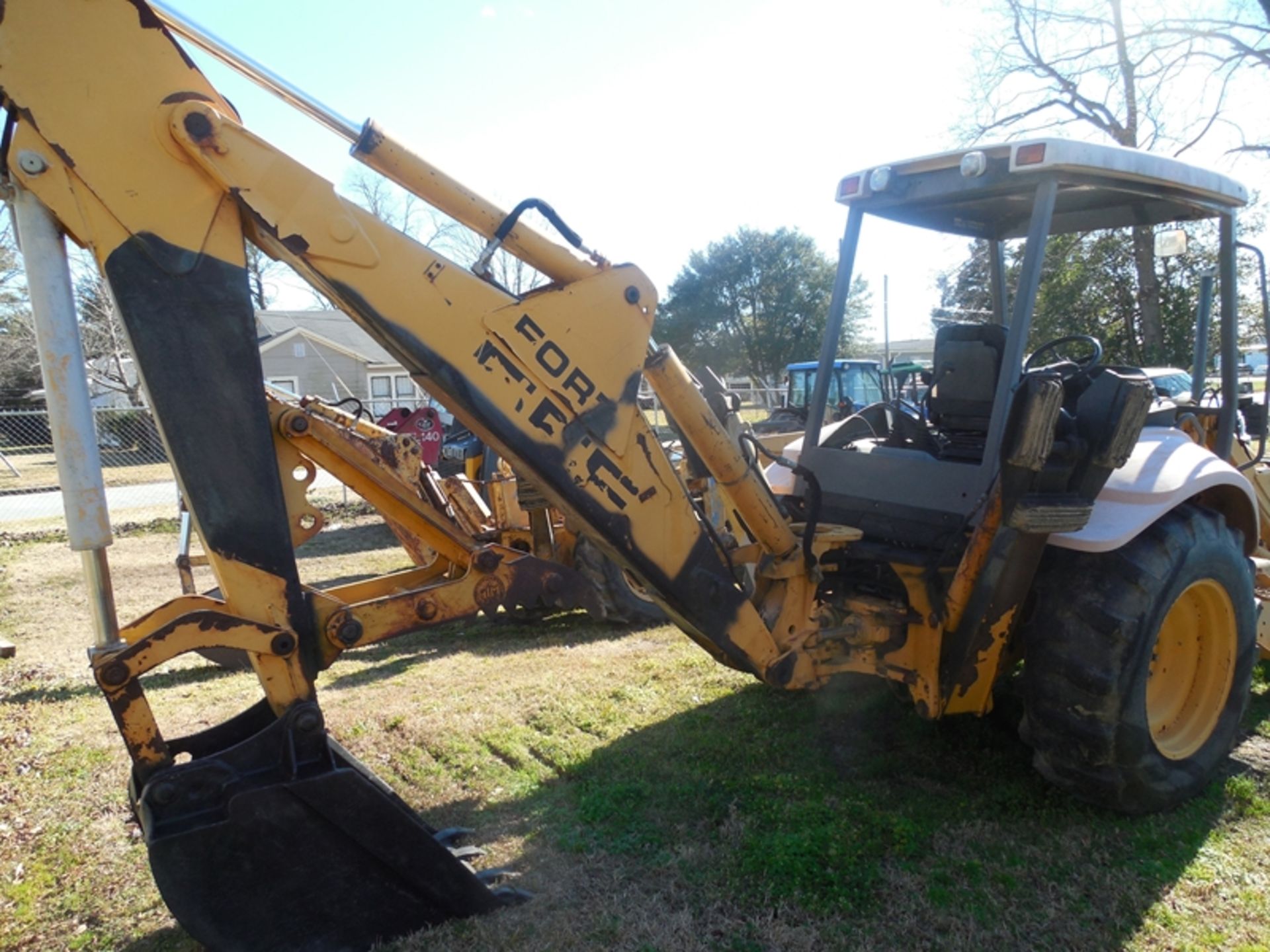 NEW HOLLAND 555E backhoe/loader, 2WD, thumb, ONLY 772 hrs., comes with complete manuals, paint & - Image 3 of 4