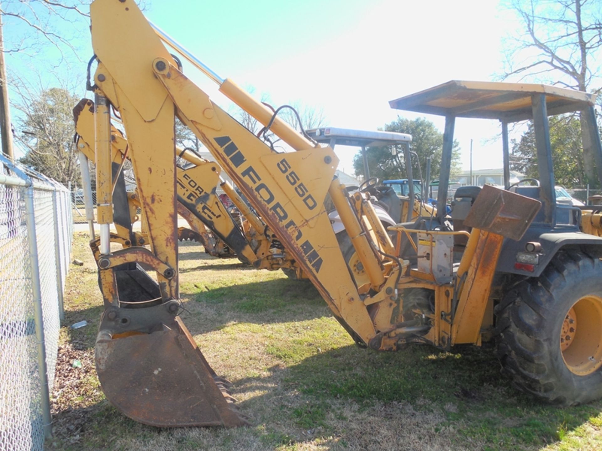 FORD 555D 4WD backhoe/loader, 4n1 bucket - 5,313 hrs missing hood side panels - Image 3 of 5