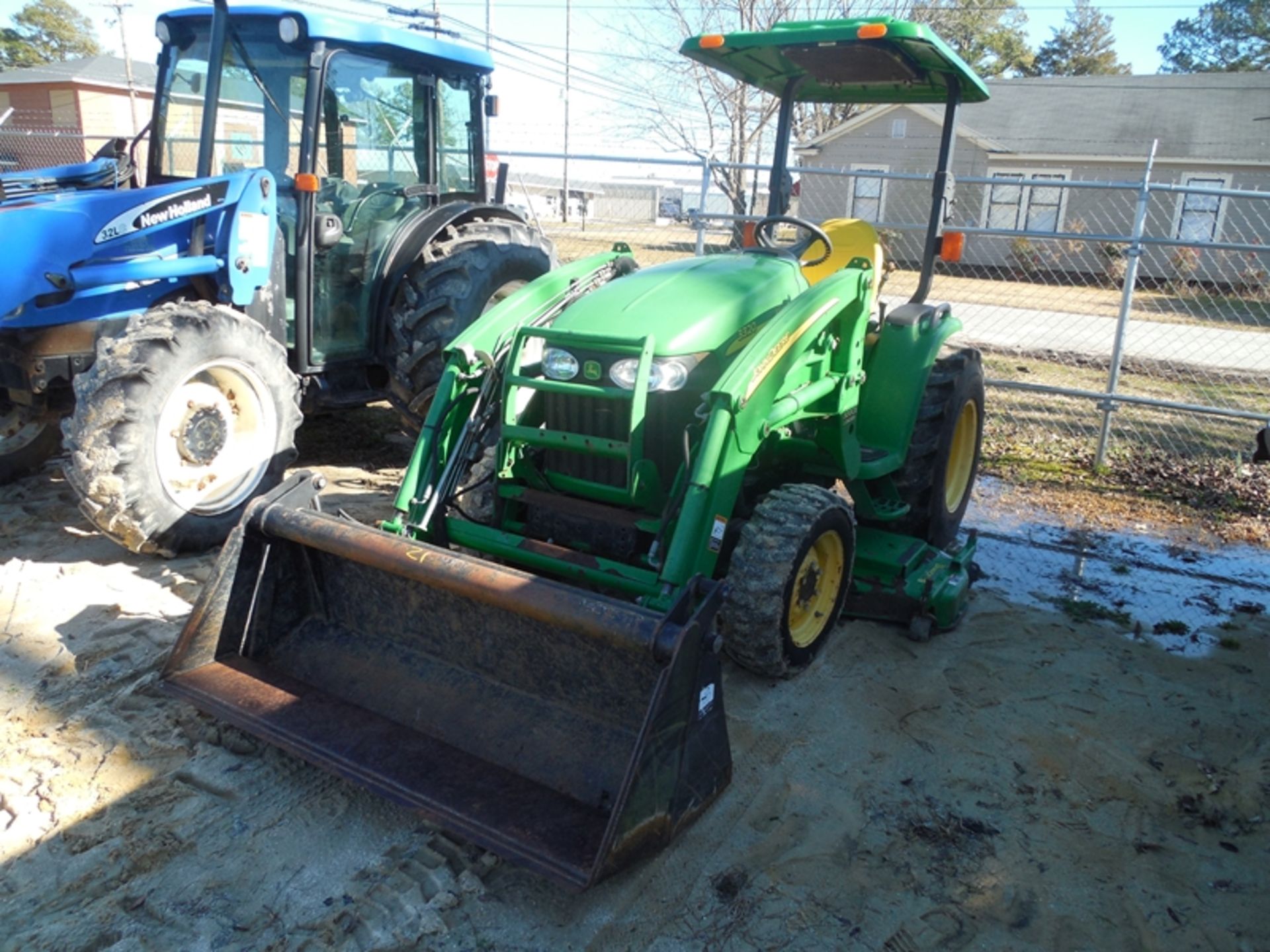 JOHN DEERE 3320 4WD utility tractor with 300CX front end loader, 4n1 bucket with 72" deck belly