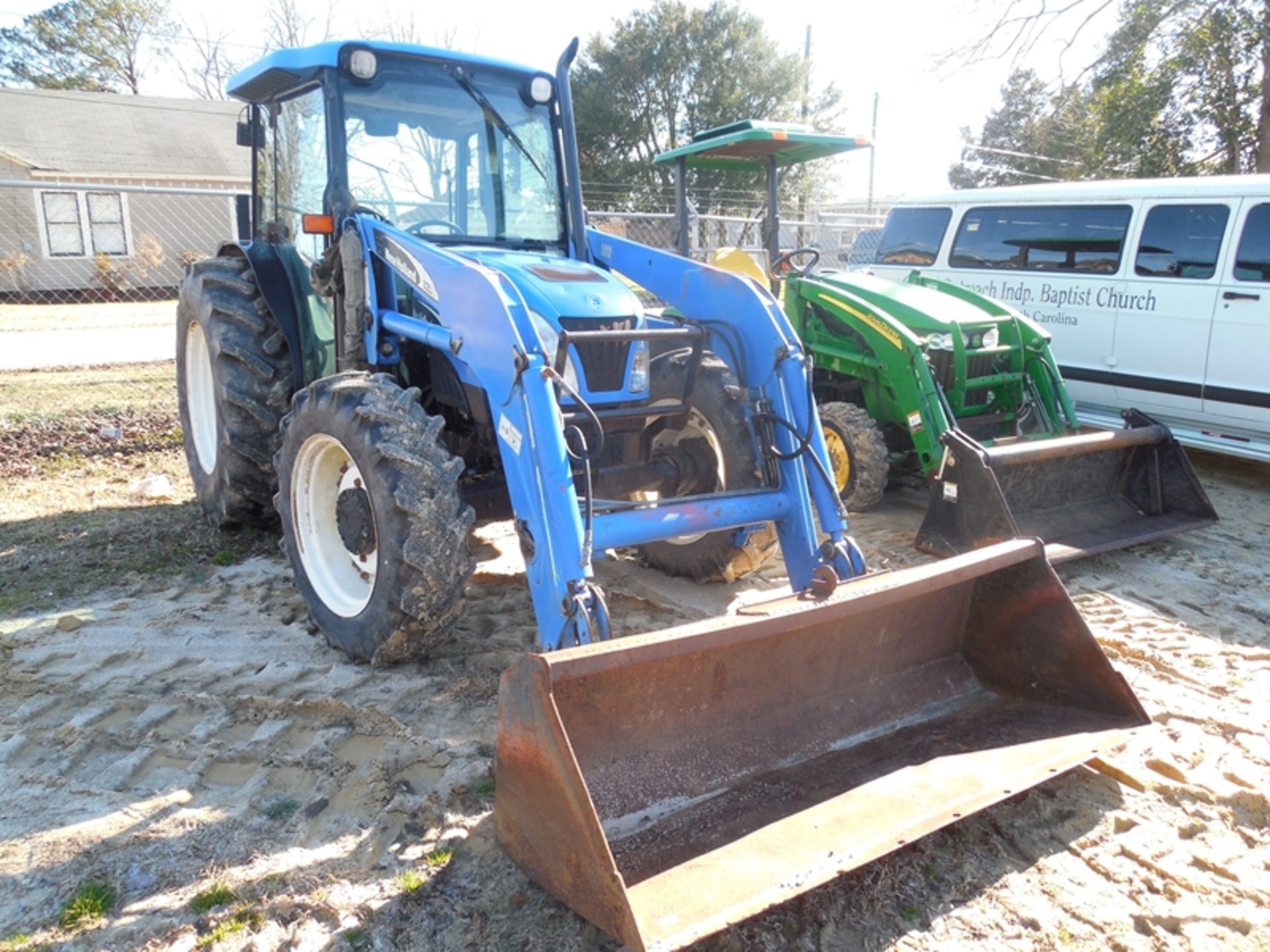 NEW HOLLAND TN75DA 4WD utility tractor, cab, frontend loader - 2320 hrs - Image 2 of 5