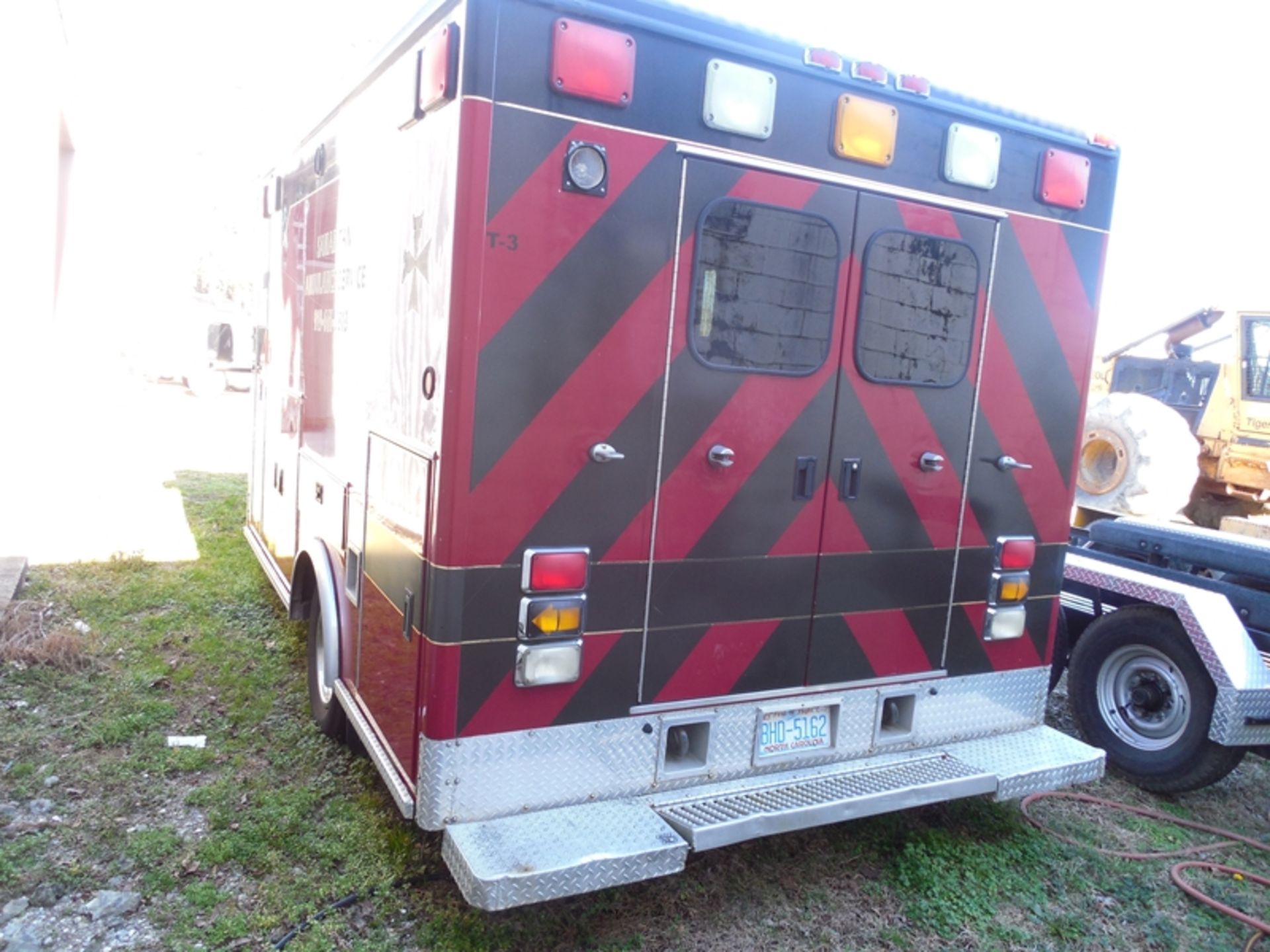 2006 FORD E450Ambulance, diesel, (not running) busted flywheel VIN 1FDXE45PX6DB12864 - Image 4 of 4