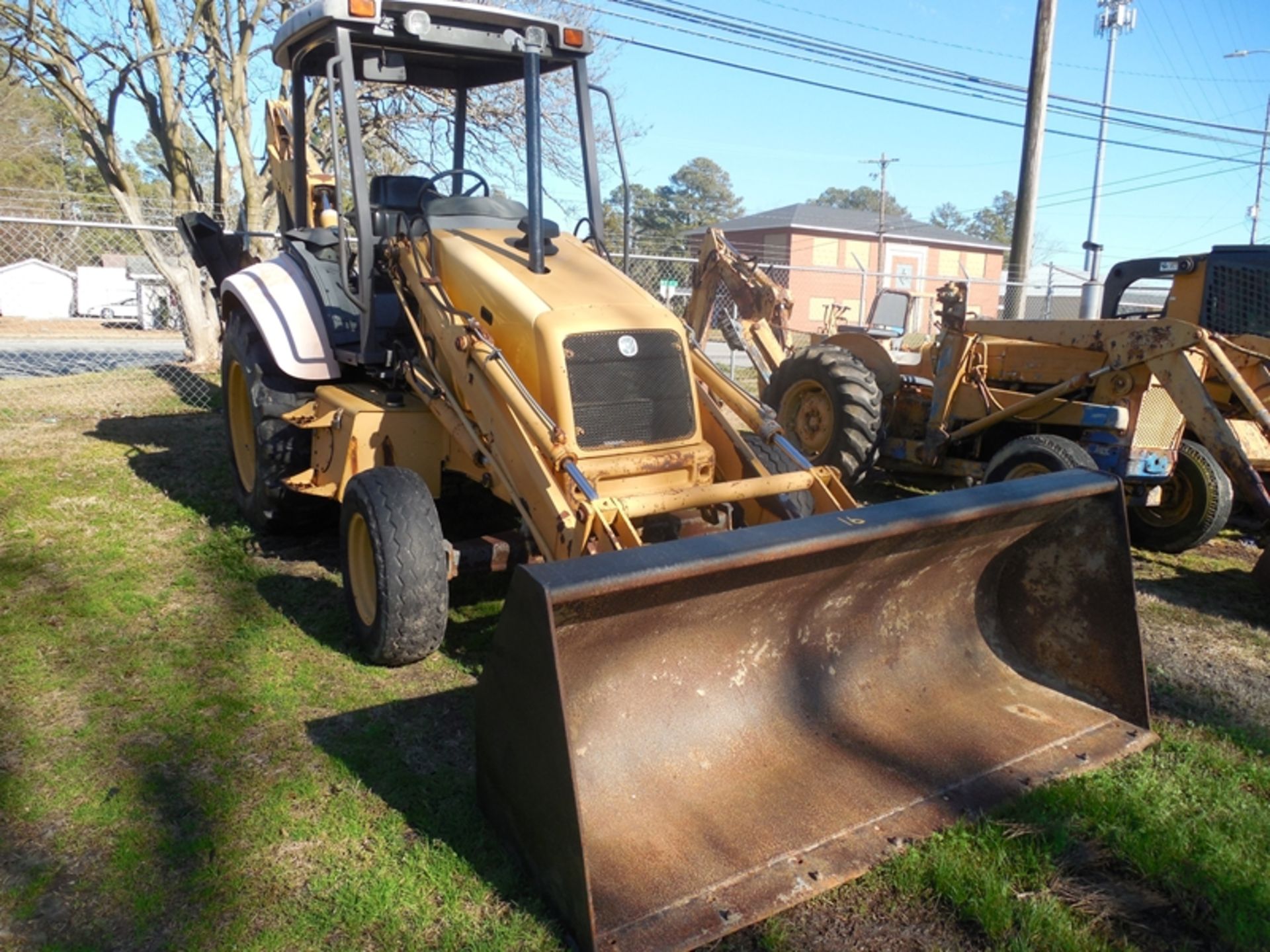 NEW HOLLAND 555E backhoe/loader, 2WD, thumb, ONLY 772 hrs., comes with complete manuals, paint & - Image 2 of 4