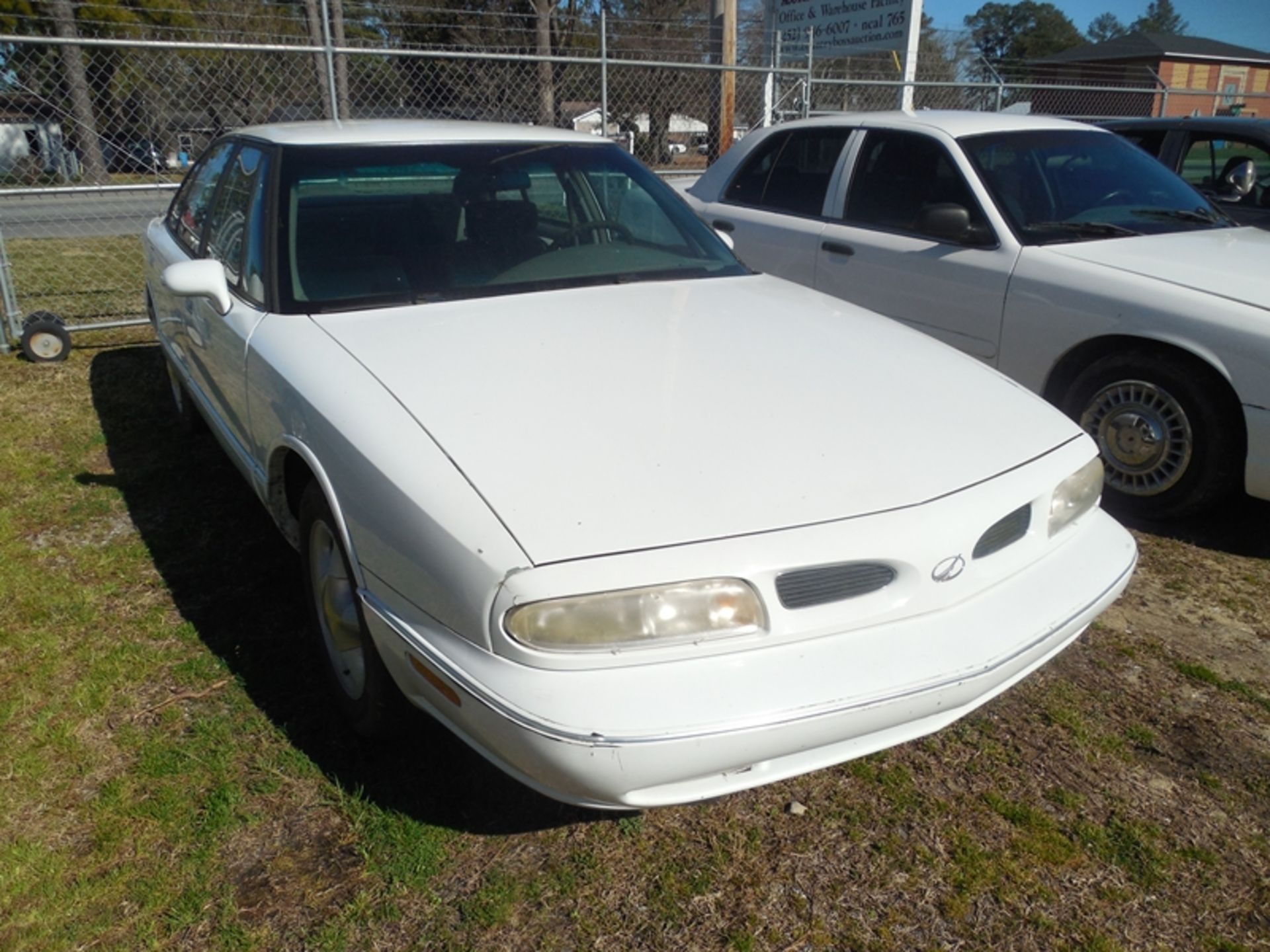 1999 OLDSMOBILE 88 LS  - 88,027 miles showing vin #1G3HN52K4X4826241 - Image 2 of 5