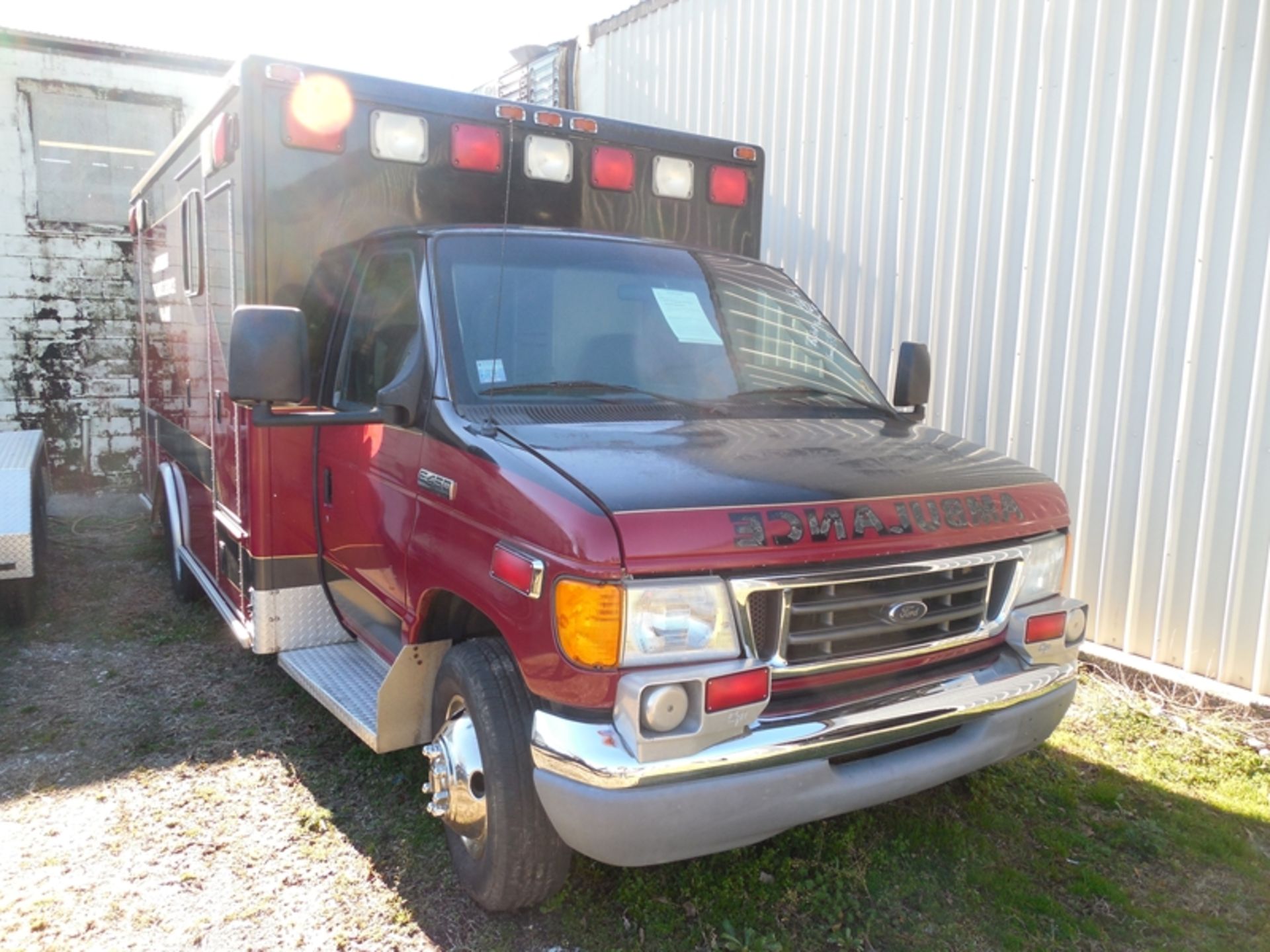 2006 FORD E450Ambulance, diesel, (not running) busted flywheel VIN 1FDXE45PX6DB12864 - Image 2 of 4