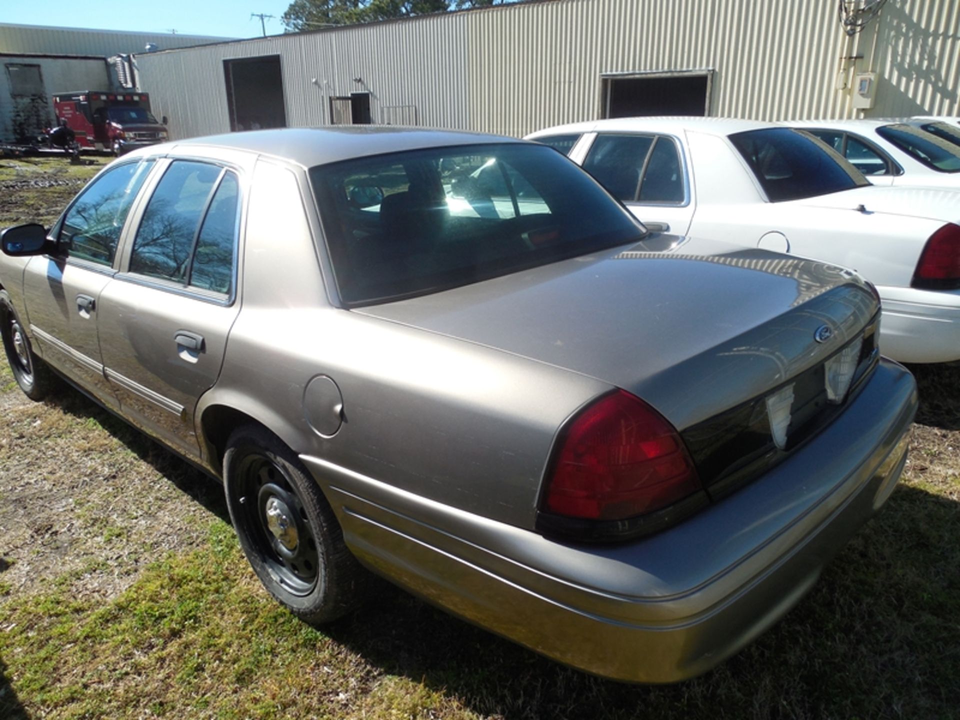 2010 FORD Crown Victoria - VIN #2FABP7BV4AX118261 mileage unknown drivers window broken - Image 4 of 5