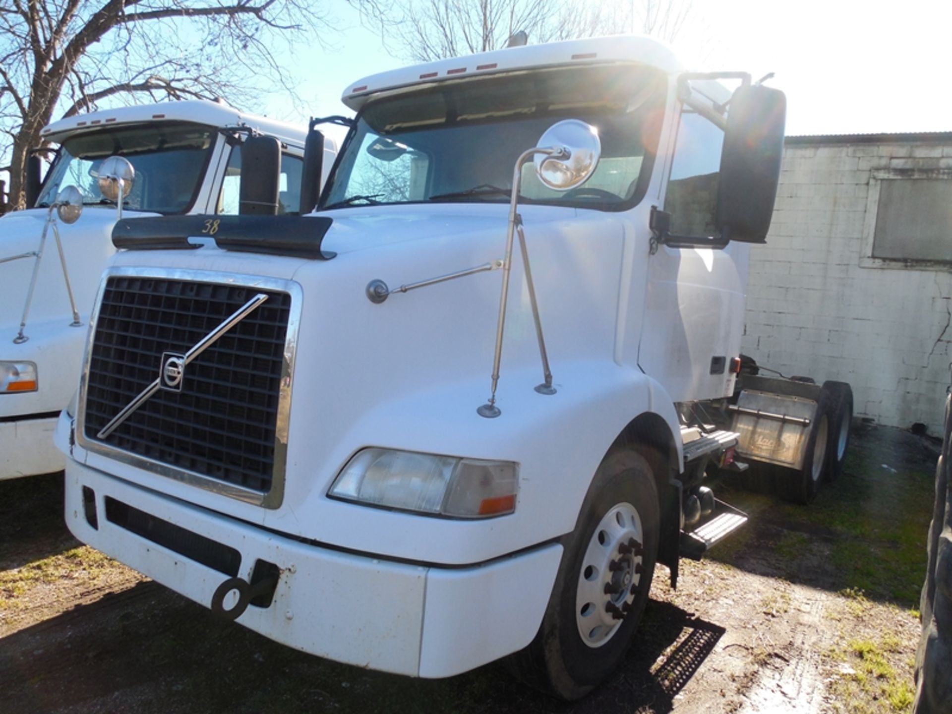 2005 VOLVO daycab - Vlovo 12.1 L, 10 spd, wet line 685,420 miles - #4V4MC9GF5SN392772