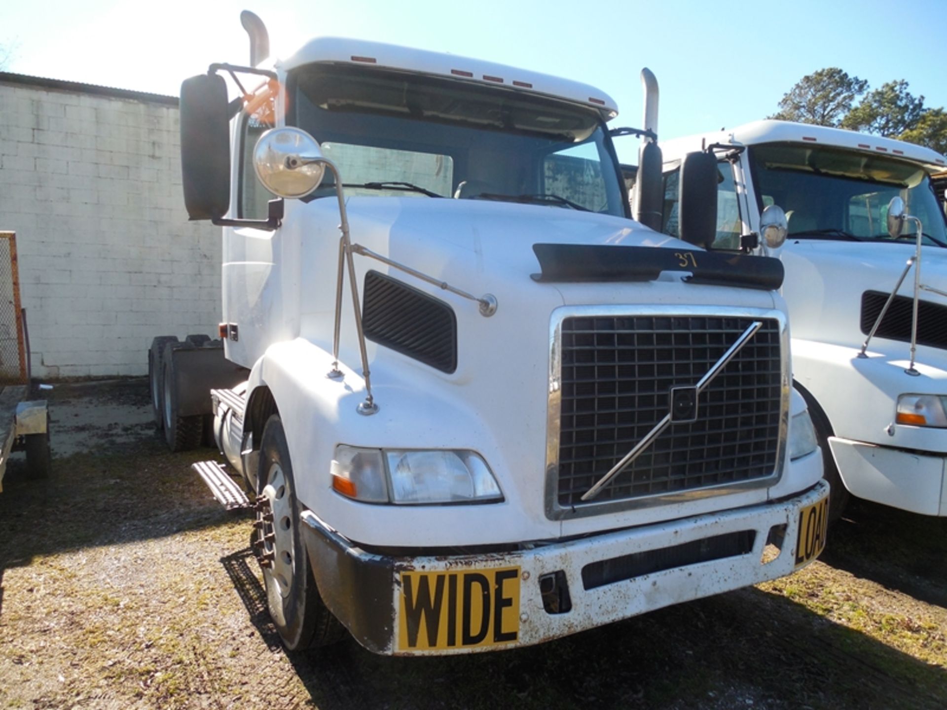 2005 VOLVO daycab - Volvo engine 10 spd, wet line 693,919 miles - #4V4MC9GF05N392743 - Image 2 of 5