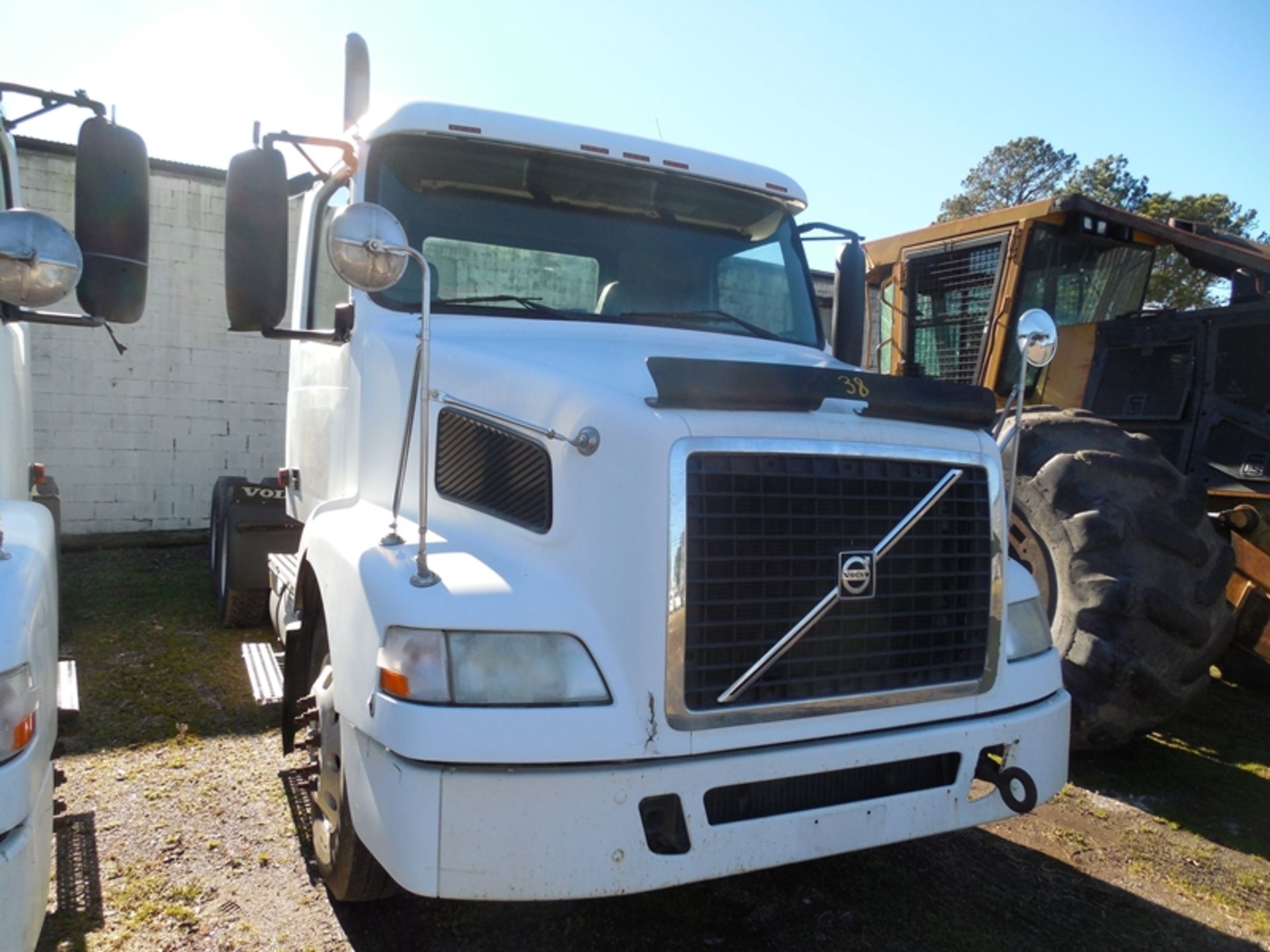 2005 VOLVO daycab - Vlovo 12.1 L, 10 spd, wet line 685,420 miles - #4V4MC9GF5SN392772 - Image 2 of 5