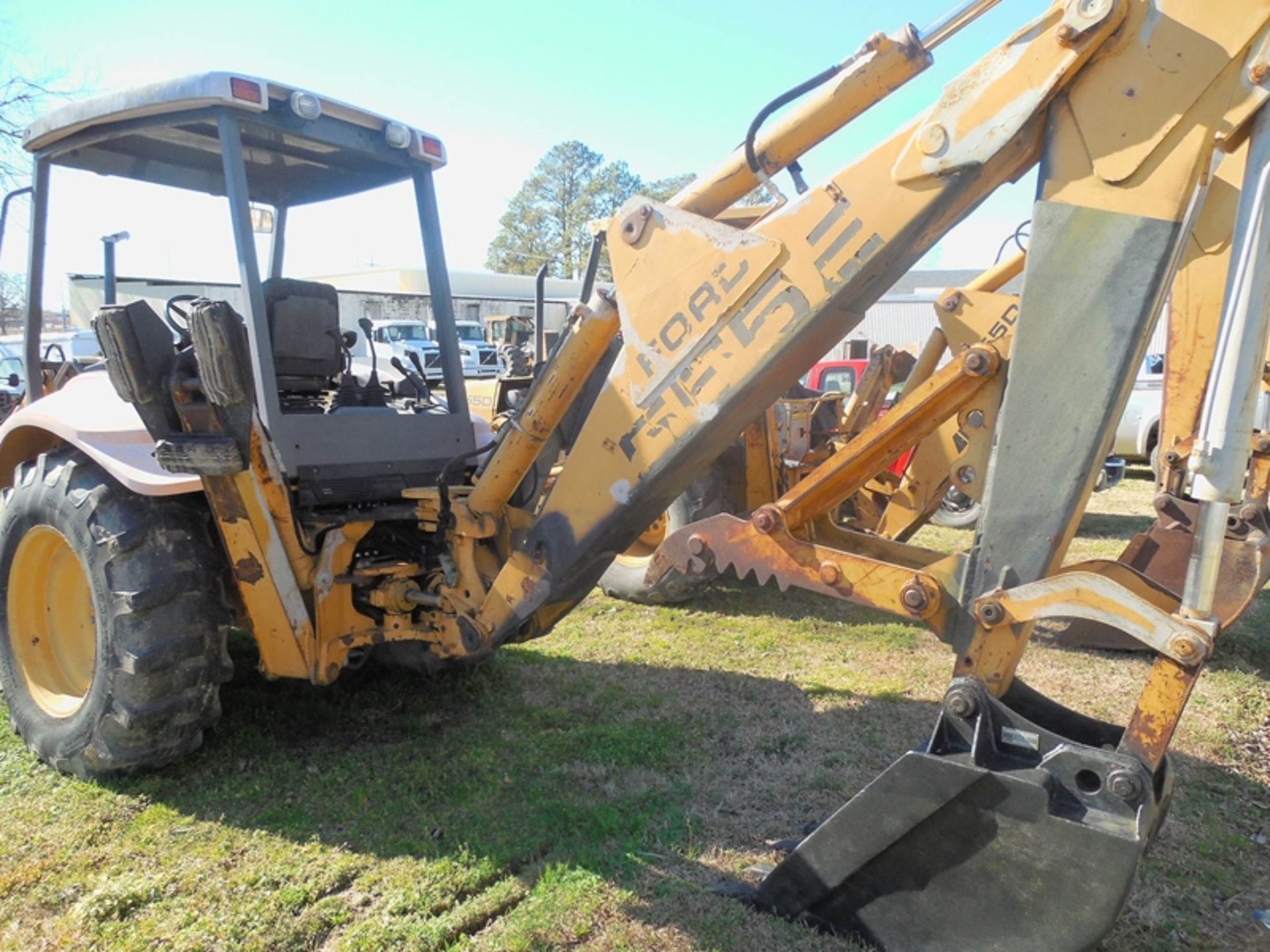 NEW HOLLAND 555E backhoe/loader, 2WD, thumb, ONLY 772 hrs., comes with complete manuals, paint & - Image 4 of 4