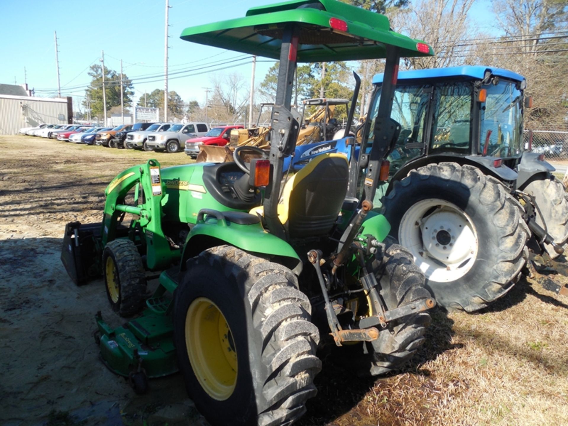 JOHN DEERE 3320 4WD utility tractor with 300CX front end loader, 4n1 bucket with 72" deck belly - Image 4 of 4