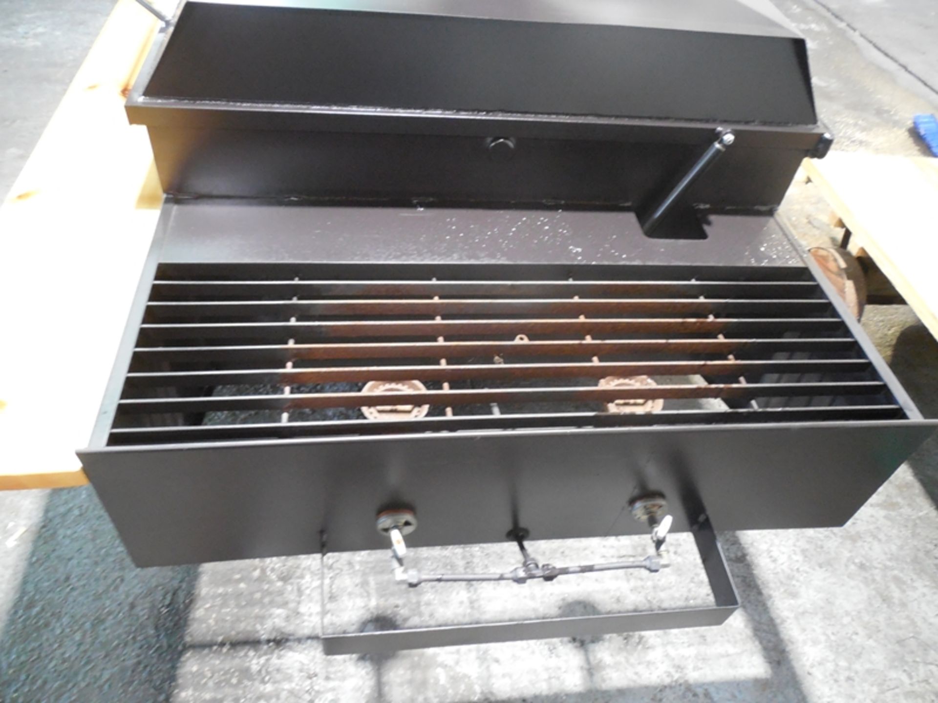 BQ barbeque pig cooker with turn grate and rear burners - Image 3 of 4