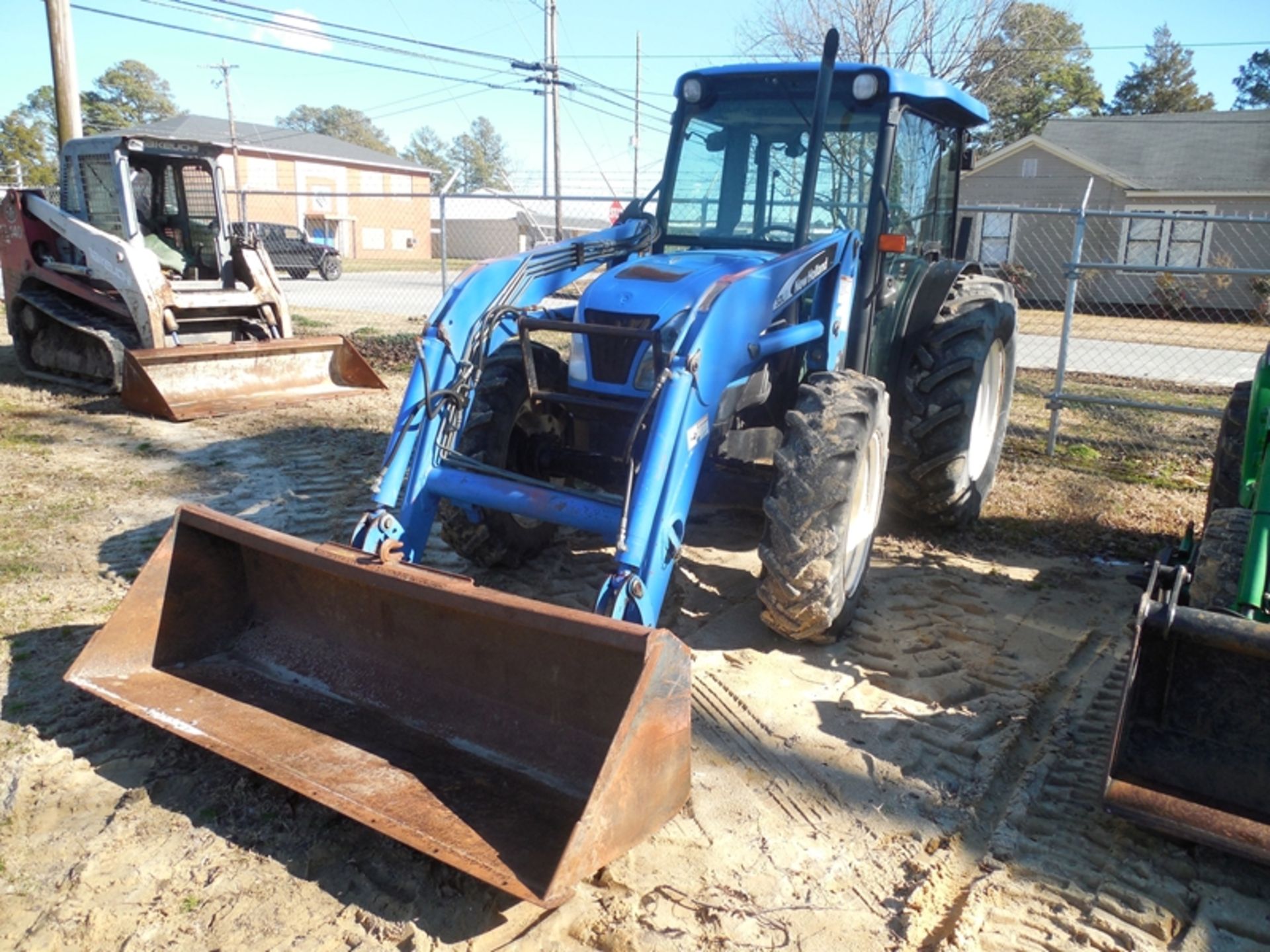 NEW HOLLAND TN75DA 4WD utility tractor, cab, frontend loader - 2320 hrs