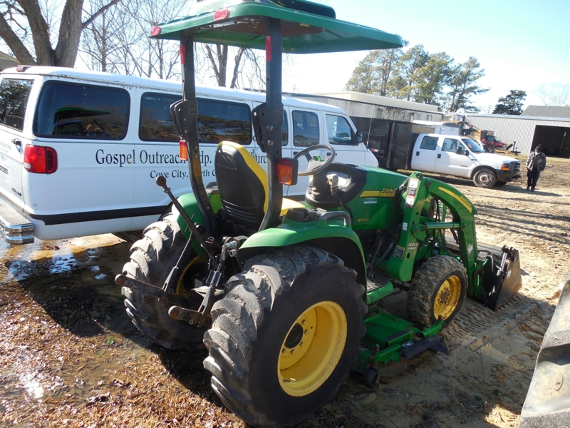 JOHN DEERE 3320 4WD utility tractor with 300CX front end loader, 4n1 bucket with 72" deck belly - Image 3 of 4