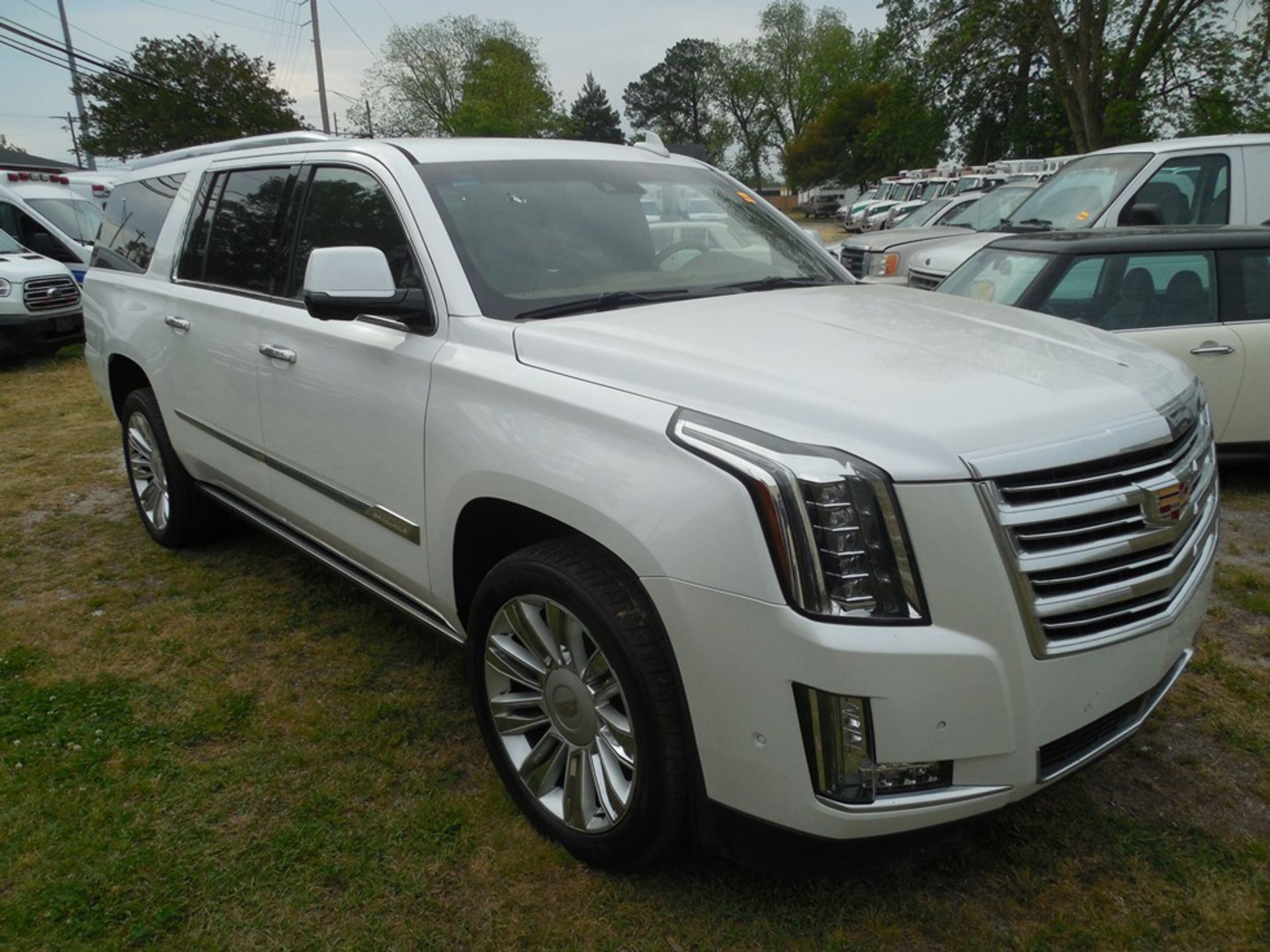 2017 Cadilac Escalade Platinum ESV 4wd vin# 1GY54KKJ8HR206490 44,498 miles - Image 3 of 8