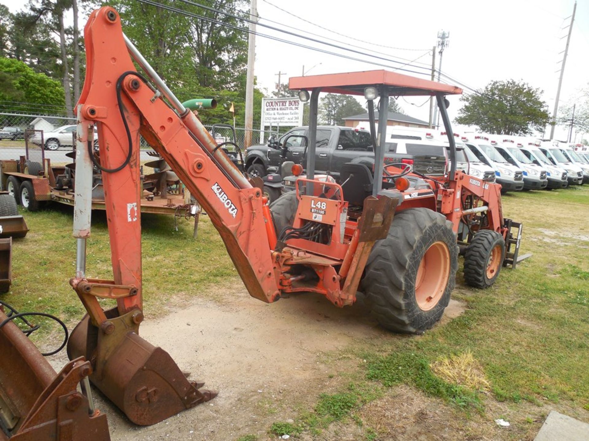 Kubota L48 Tractor Hydrostat trans. 4wd, forks and 4 in 1 bucket, backhoe attachement - Image 4 of 7