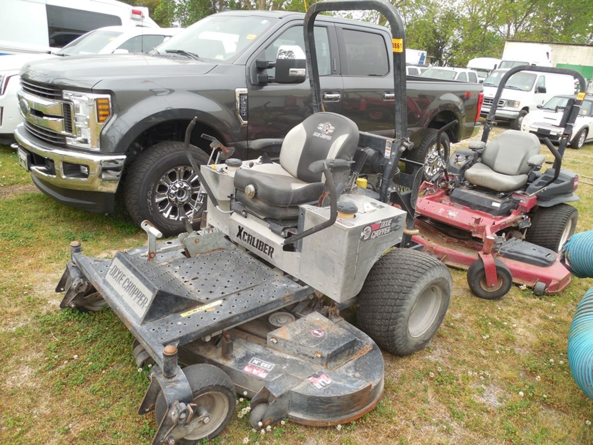 Dixie Chopper 72" zero-turn lawn mower Kohler engine 887 hrs showing