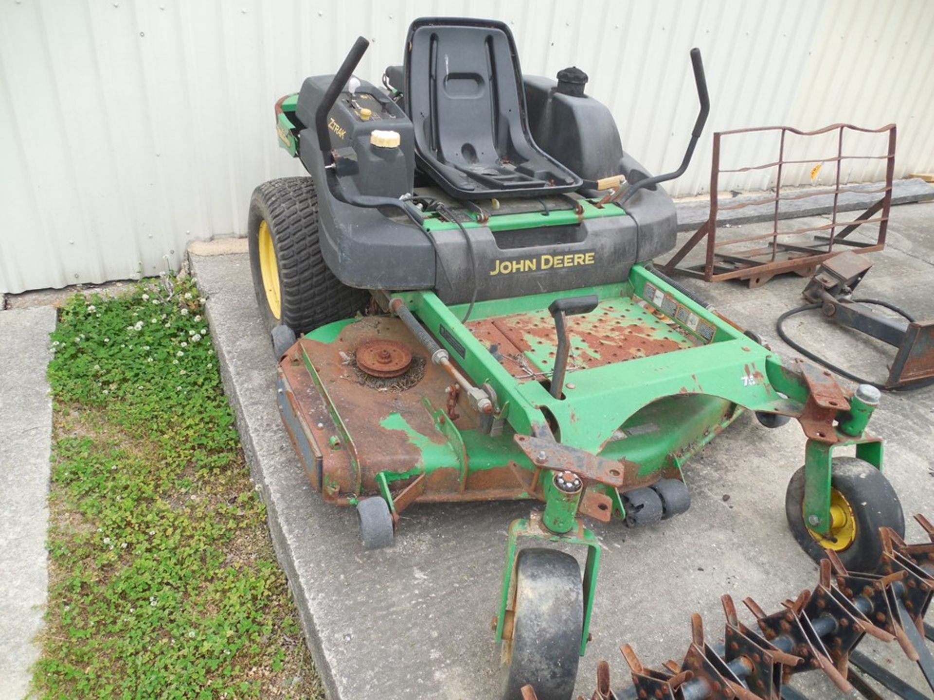 John Deere Z Trac salvage lawn mower with aerator - Image 2 of 2