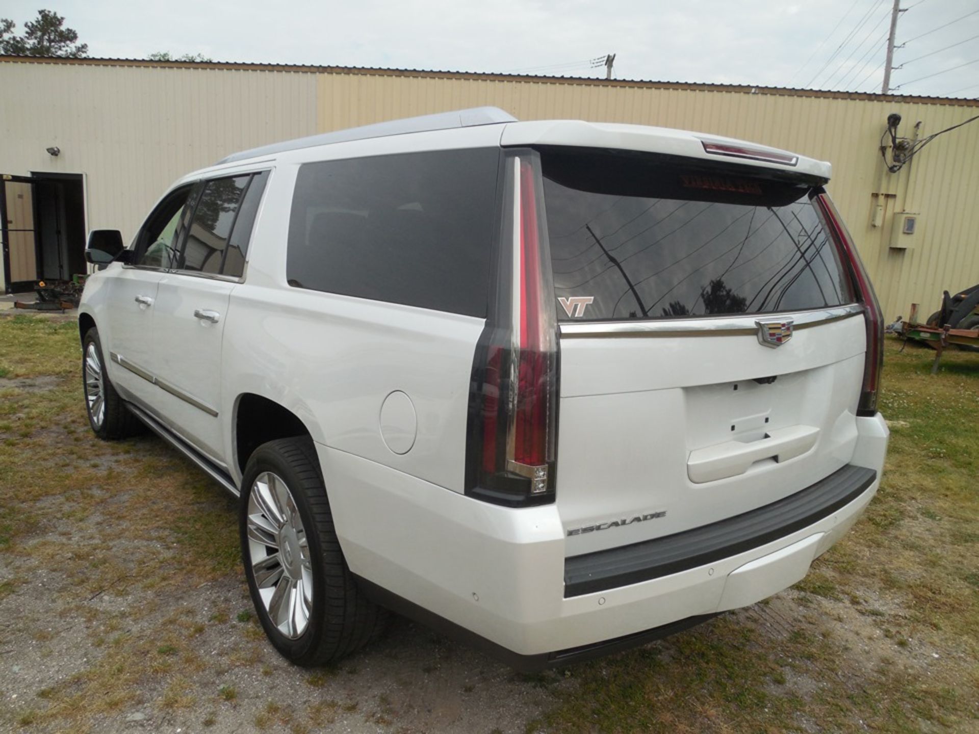 2017 Cadilac Escalade Platinum ESV 4wd vin# 1GY54KKJ8HR206490 44,498 miles - Image 5 of 8