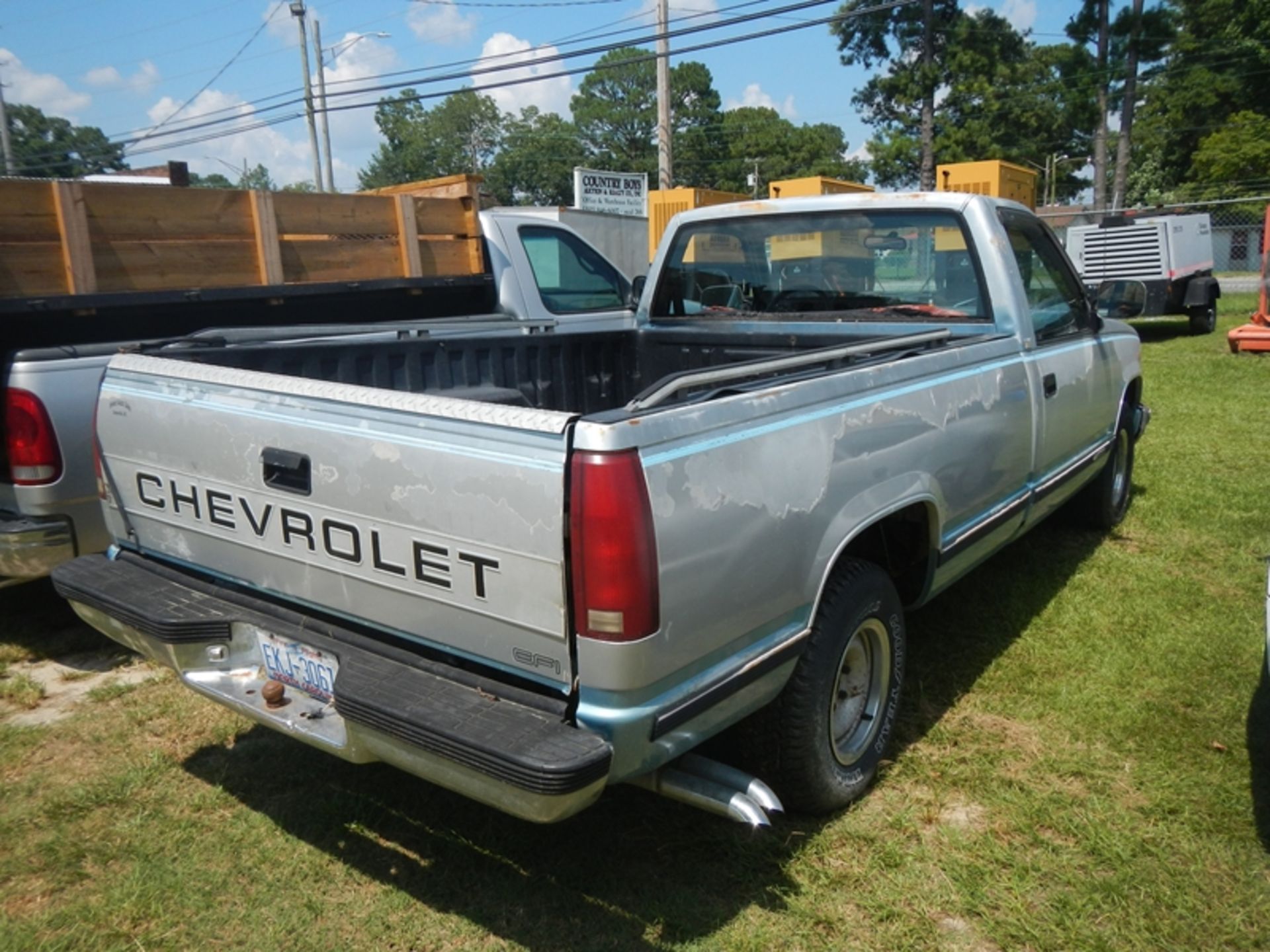 1989 CHEVROLET Silverado 5.7L gas reg cab long bed, VIN 2GCDC14K9K1147807 - 204,355 miles - Image 3 of 5