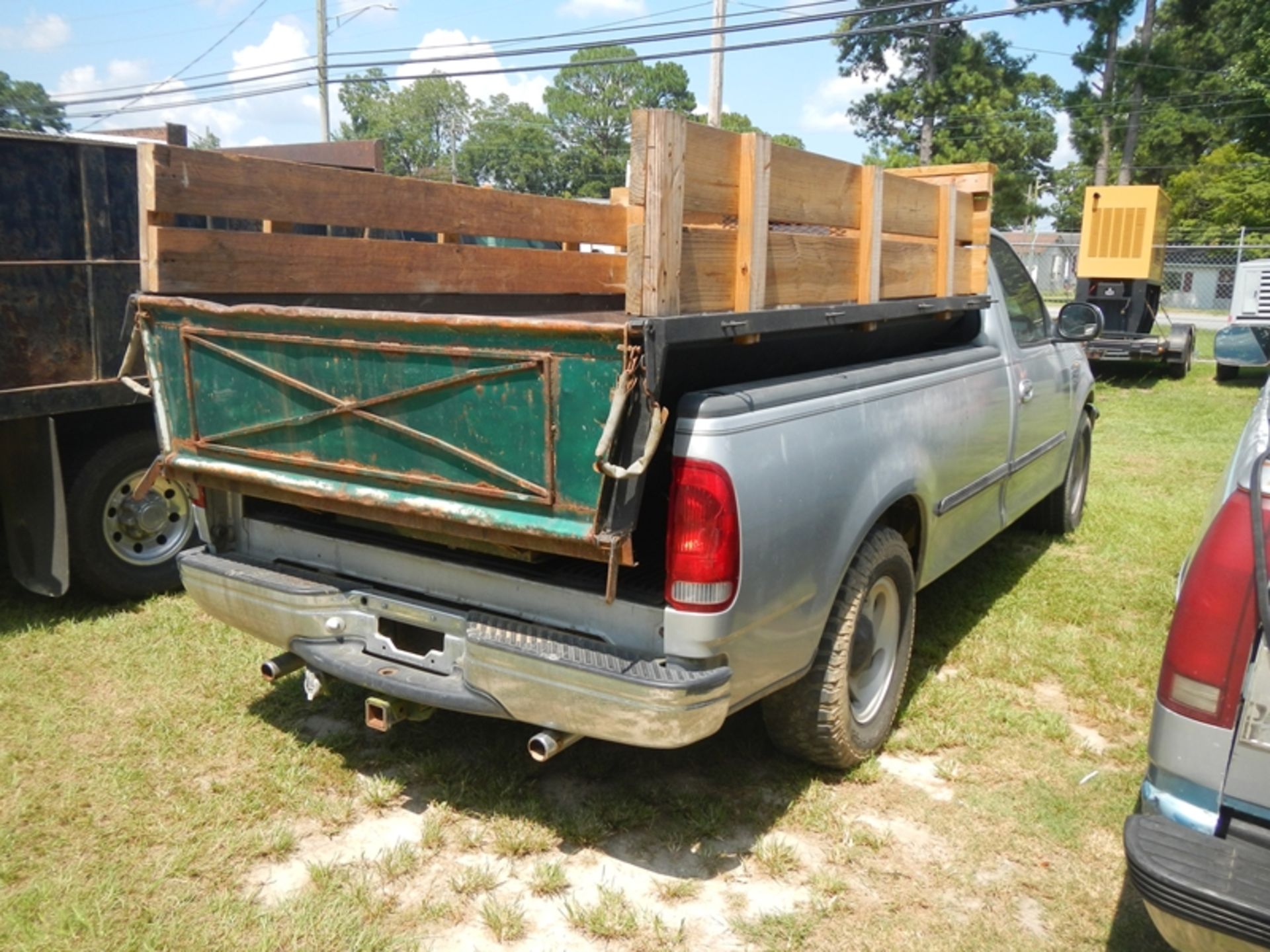 1998 FORD F150 reg cab pickup, gas engine, electric dump bed insert, 1FTRF17L6WNC30584 - 232,701 - Image 3 of 6