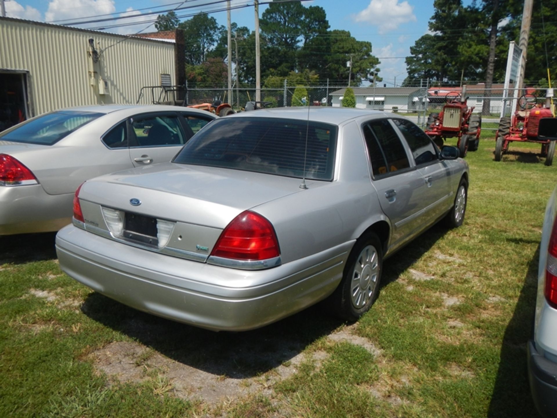 2009 FORD Crown Victoria (retired police cruiser) VIN 2FAHP71V59X102450 - 80,885 miles - Image 4 of 7