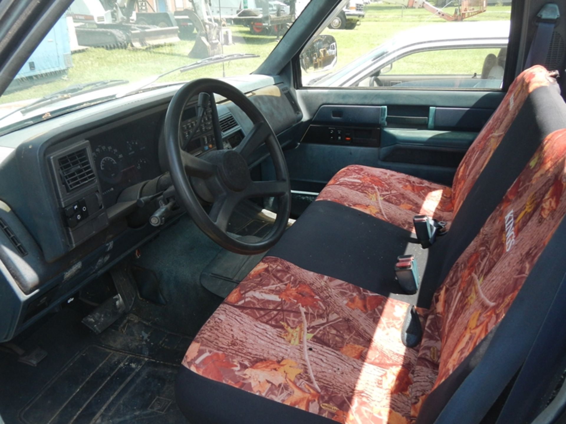 1989 CHEVROLET Silverado 5.7L gas reg cab long bed, VIN 2GCDC14K9K1147807 - 204,355 miles - Image 5 of 5