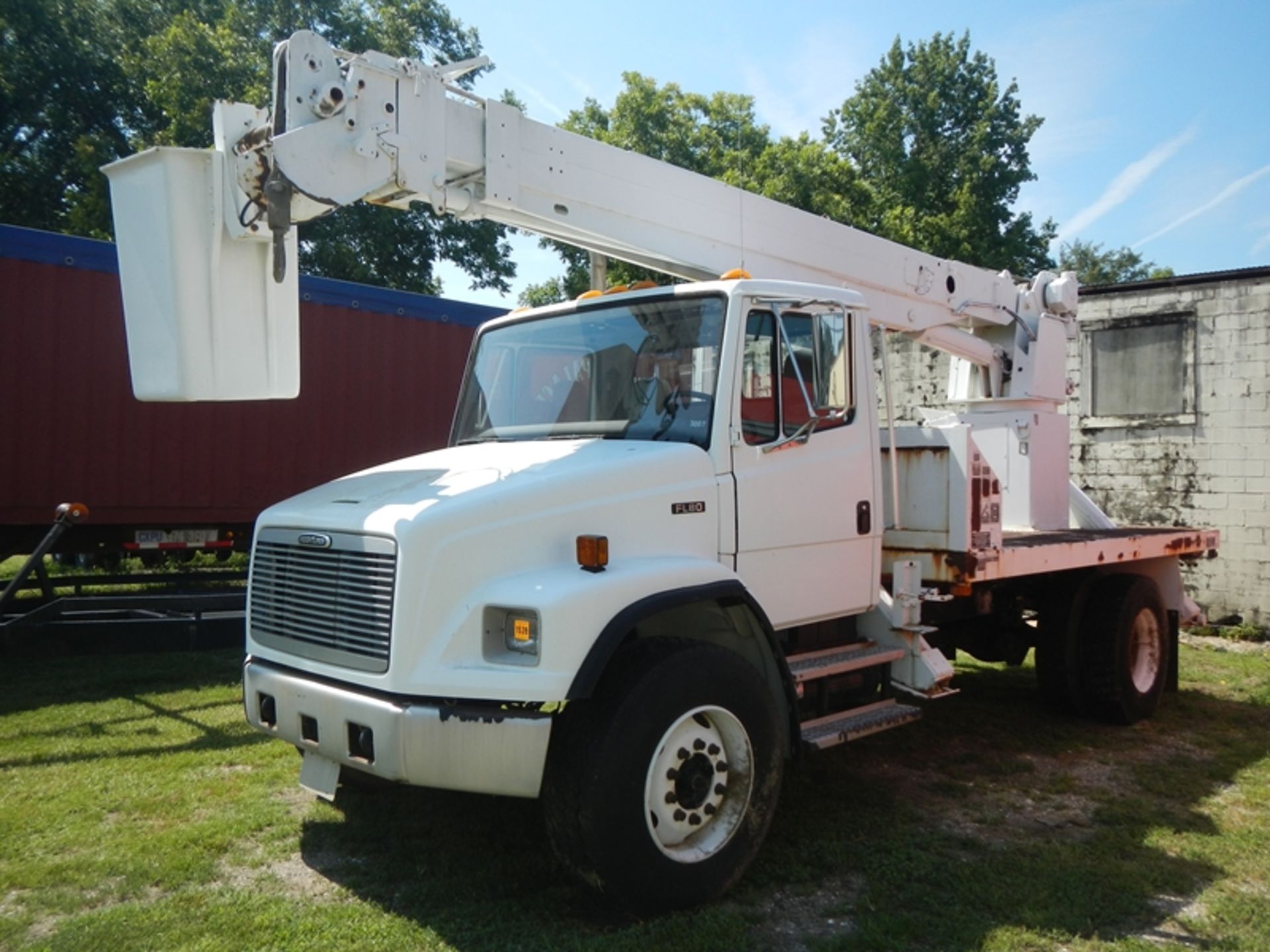 2000 FREIGHTLINER FL80 bucket truck, CAT, 7-speed,