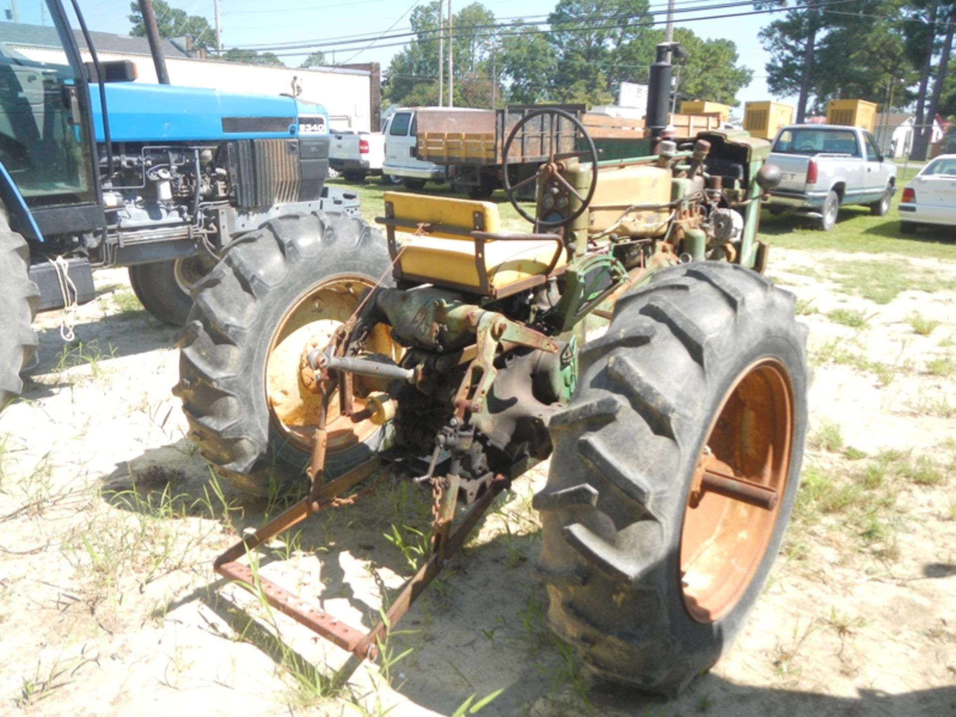 DEERE 420 tractor not running  missing hood - Image 3 of 4