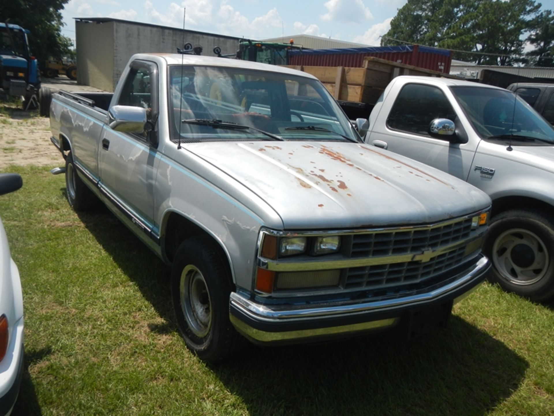 1989 CHEVROLET Silverado 5.7L gas reg cab long bed, VIN 2GCDC14K9K1147807 - 204,355 miles - Image 2 of 5