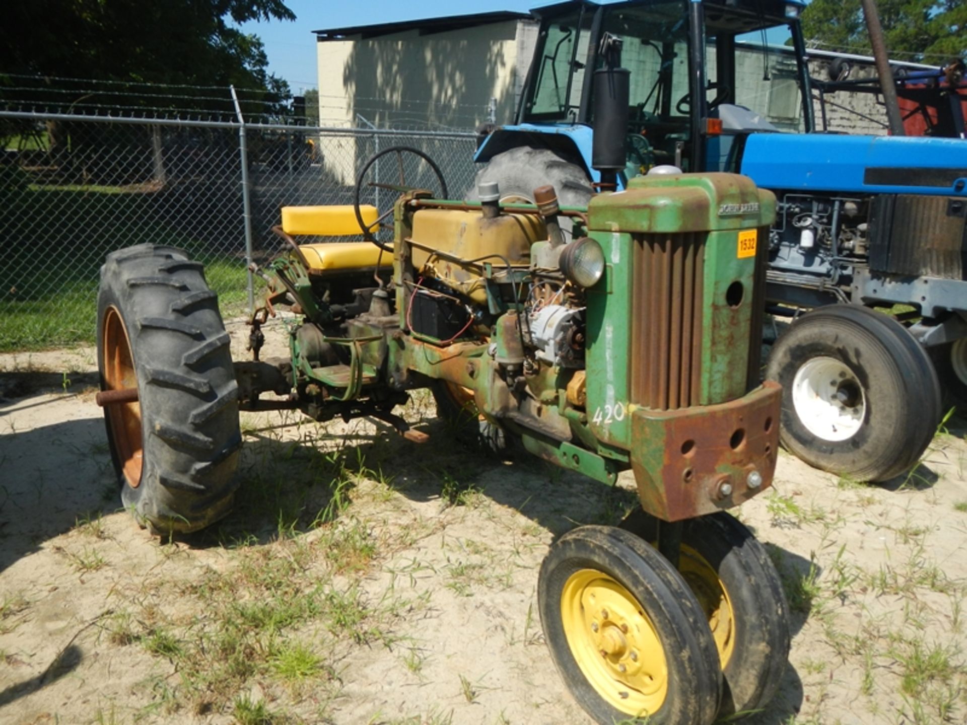 DEERE 420 tractor not running  missing hood - Image 2 of 4