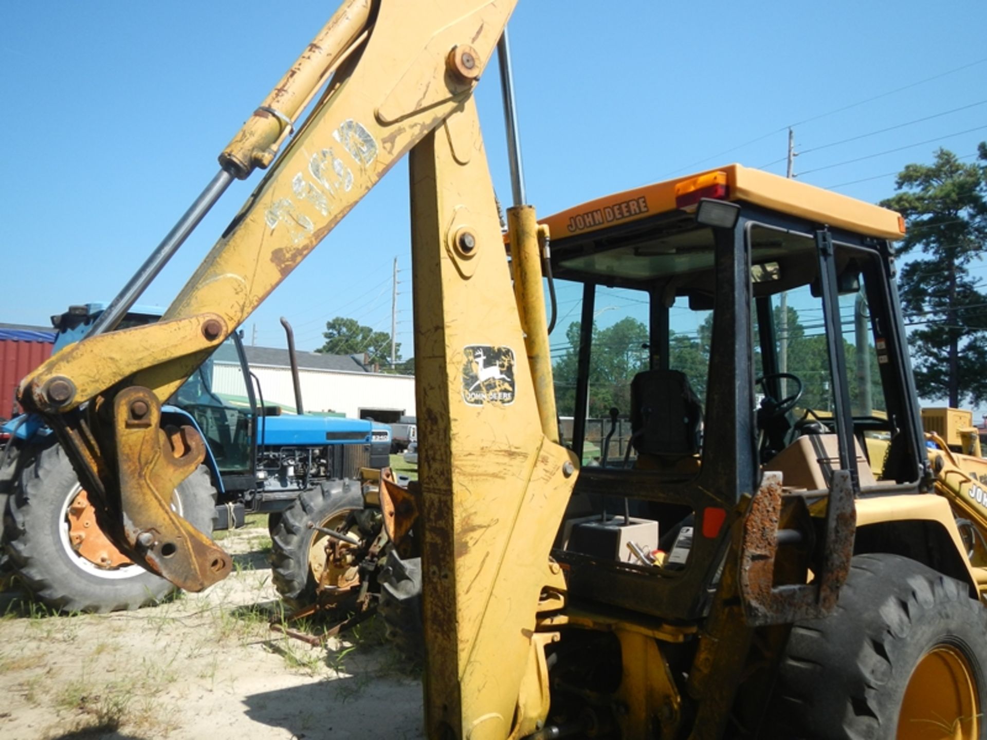 JD 310D Backhoe/Loader, 4in1 front bucket,  7,187 hrs (cranks, runs, moves... but needs clutch) - Image 4 of 8