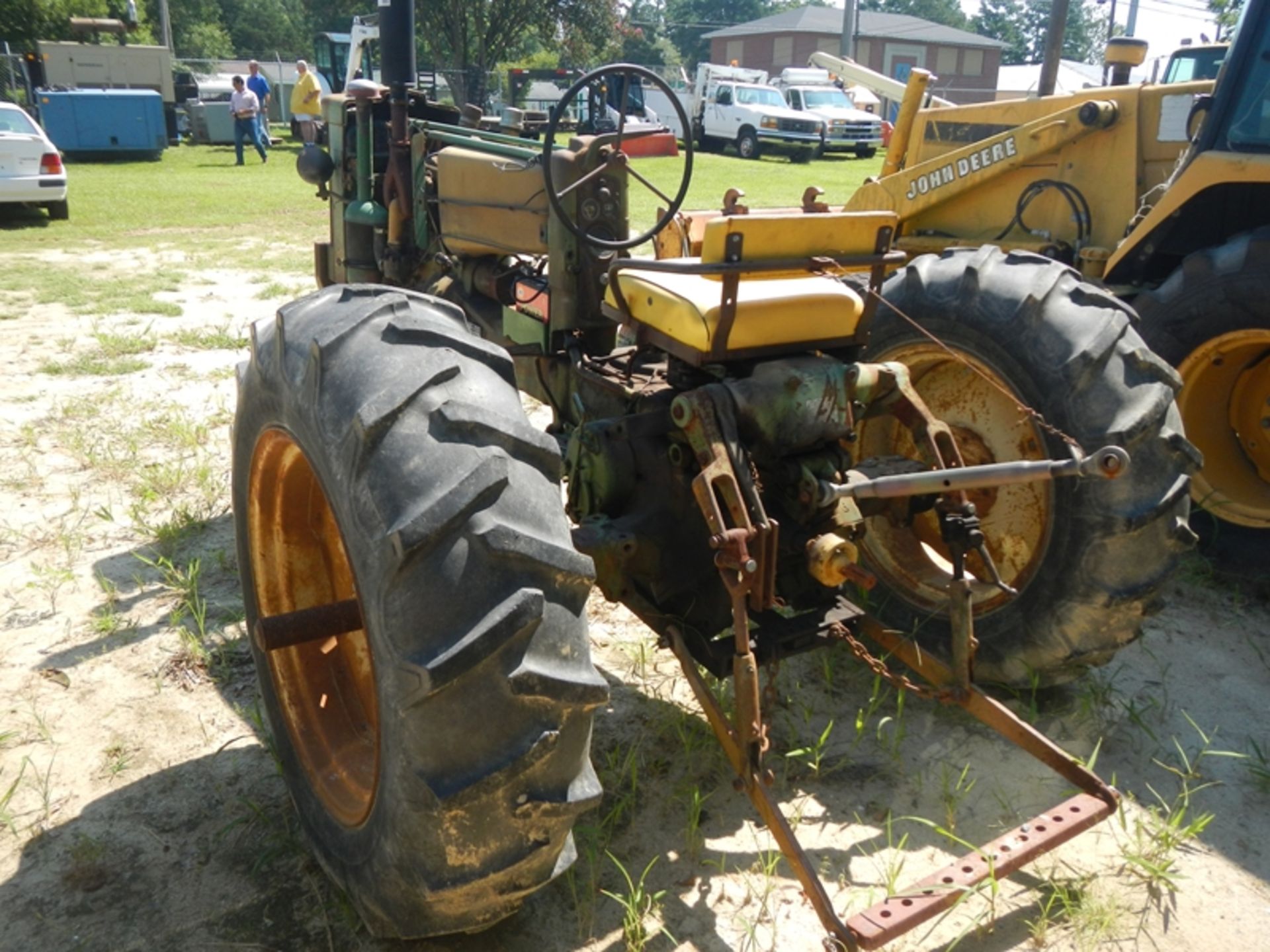 DEERE 420 tractor not running  missing hood - Image 4 of 4