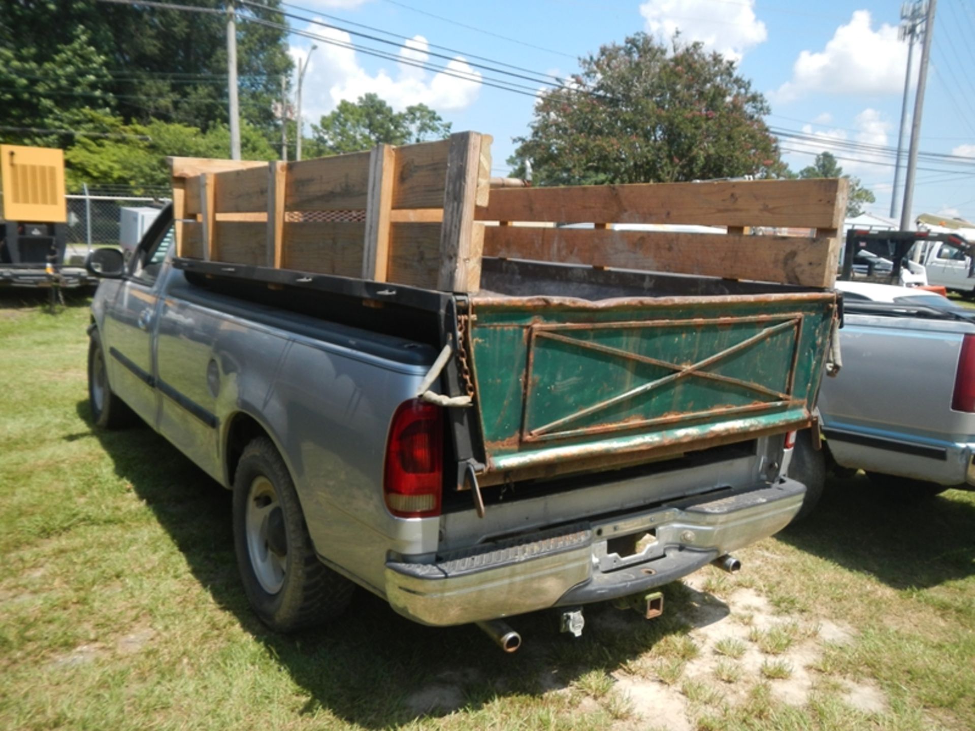 1998 FORD F150 reg cab pickup, gas engine, electric dump bed insert, 1FTRF17L6WNC30584 - 232,701 - Image 4 of 6