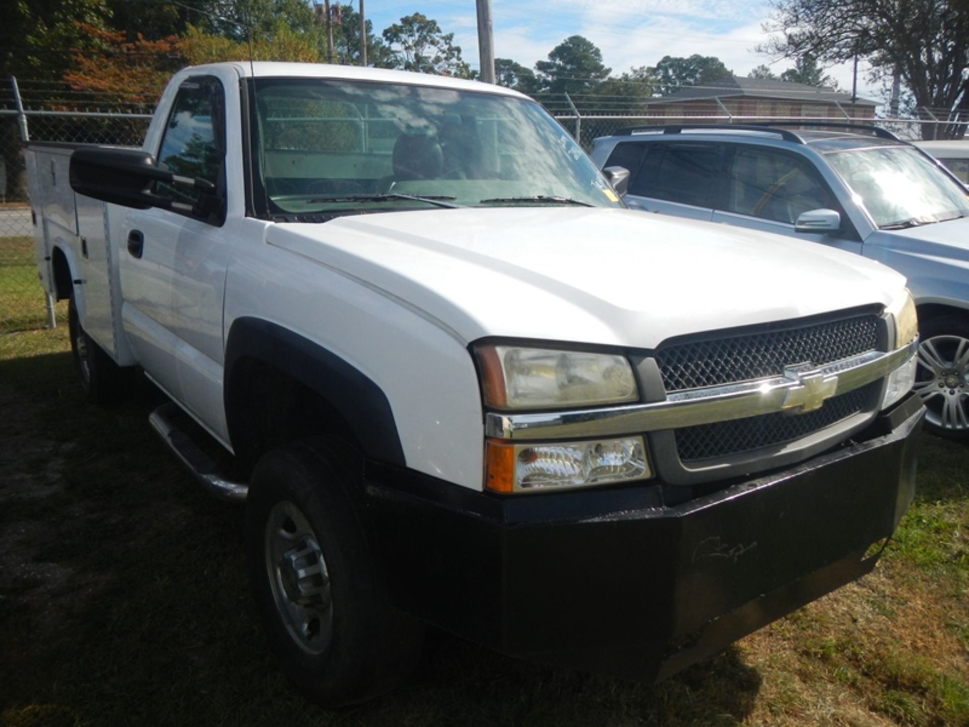 2004 CHEVROLET utility body, gas, 1GBHC24U04E318183 - 219,198 miles transmission or line leaking - Image 2 of 6