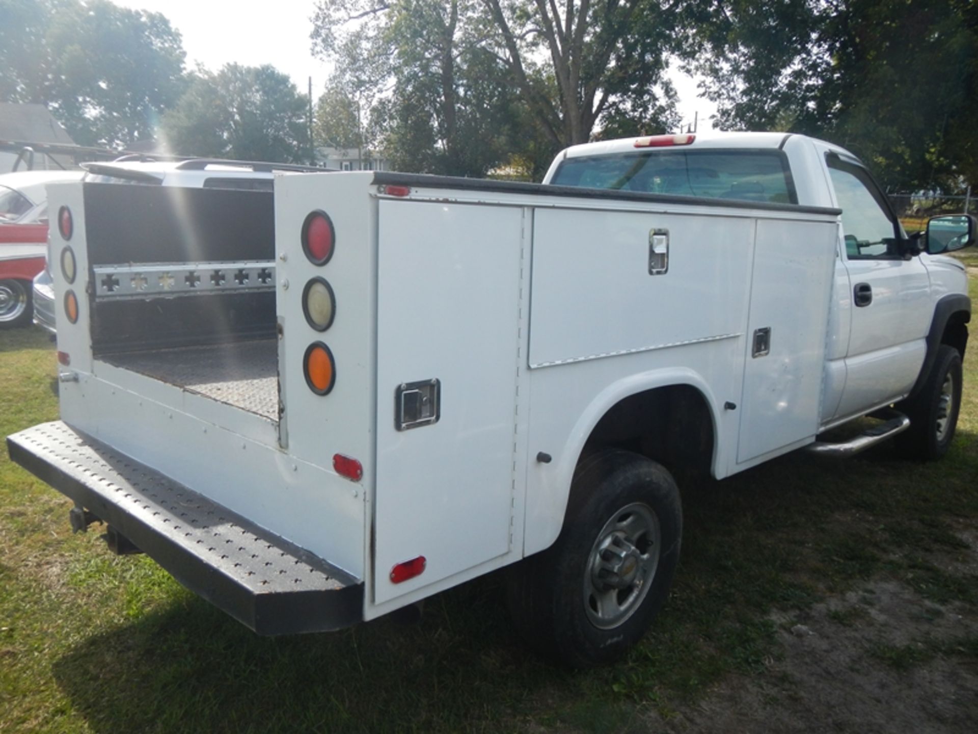 2004 CHEVROLET utility body, gas, 1GBHC24U04E318183 - 219,198 miles transmission or line leaking - Image 3 of 6