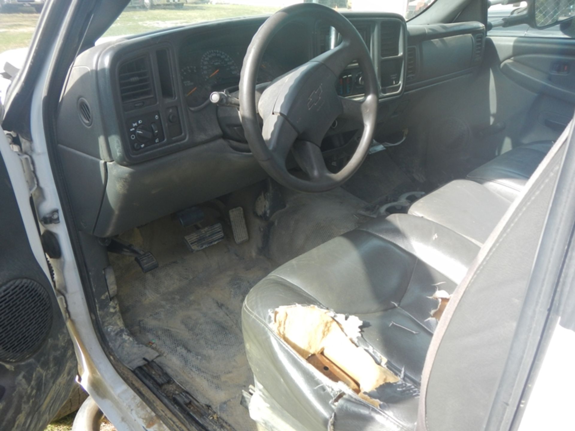 2004 CHEVROLET utility body, gas, 1GBHC24U04E318183 - 219,198 miles transmission or line leaking - Image 5 of 6