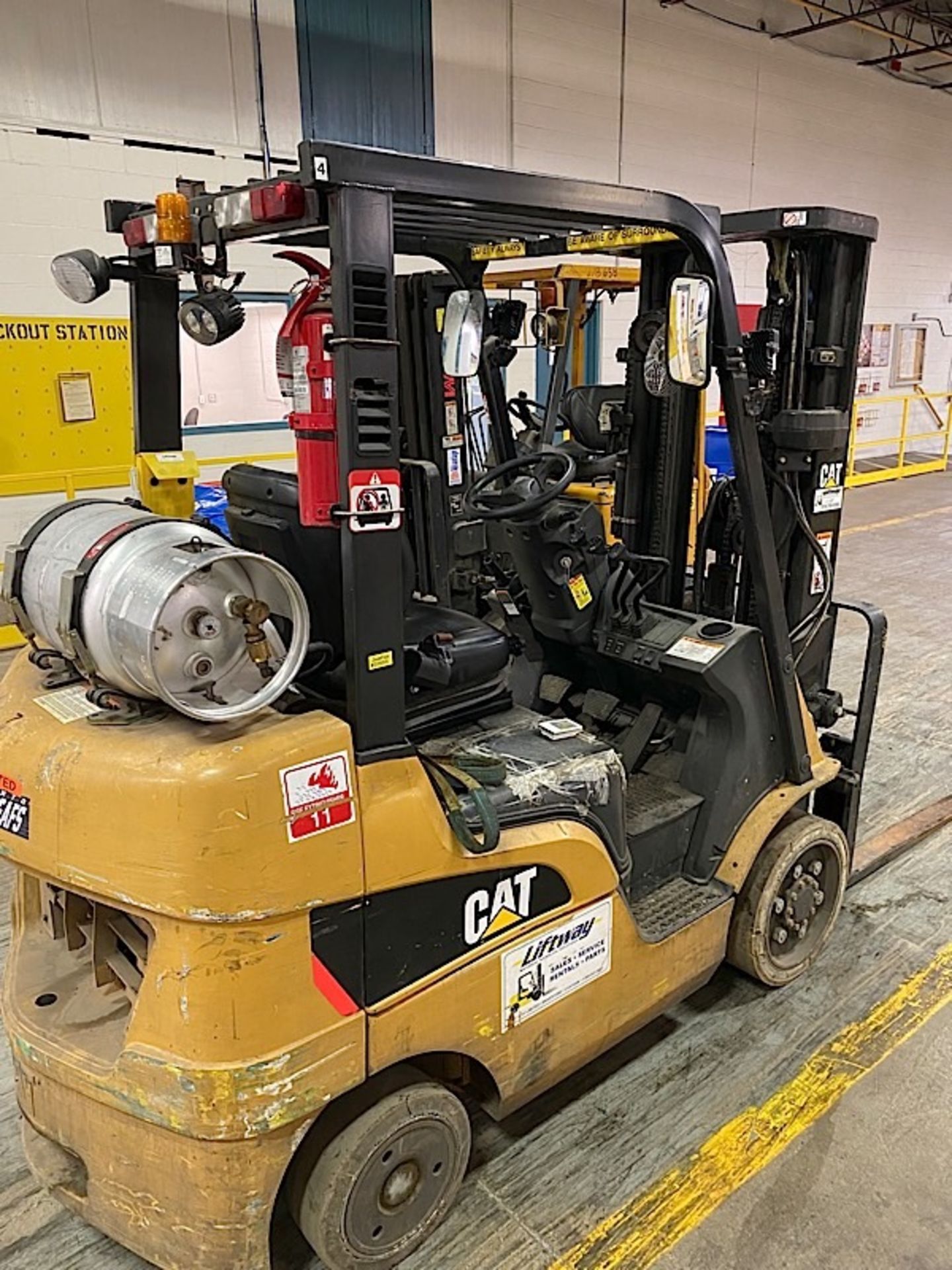 CATERPILLAR (C5000) 5,000 LBS CAP. LPG FORKLIFT - 3 STAGE MAST