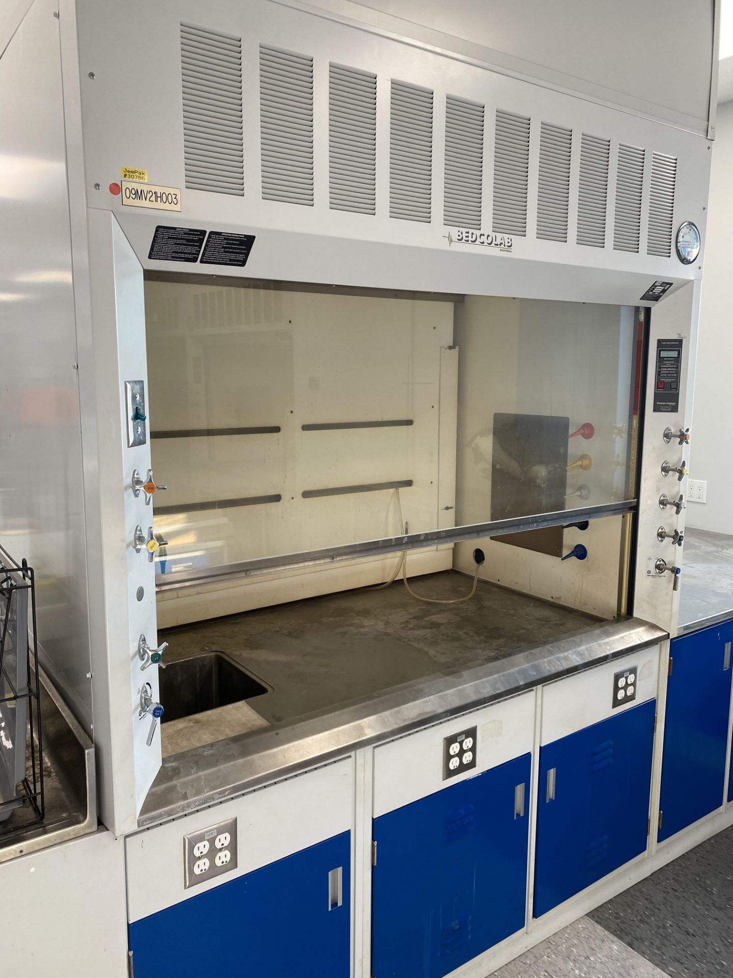 BEDCOLAB FUME HOOD WITH 3 LOWER CABINETS