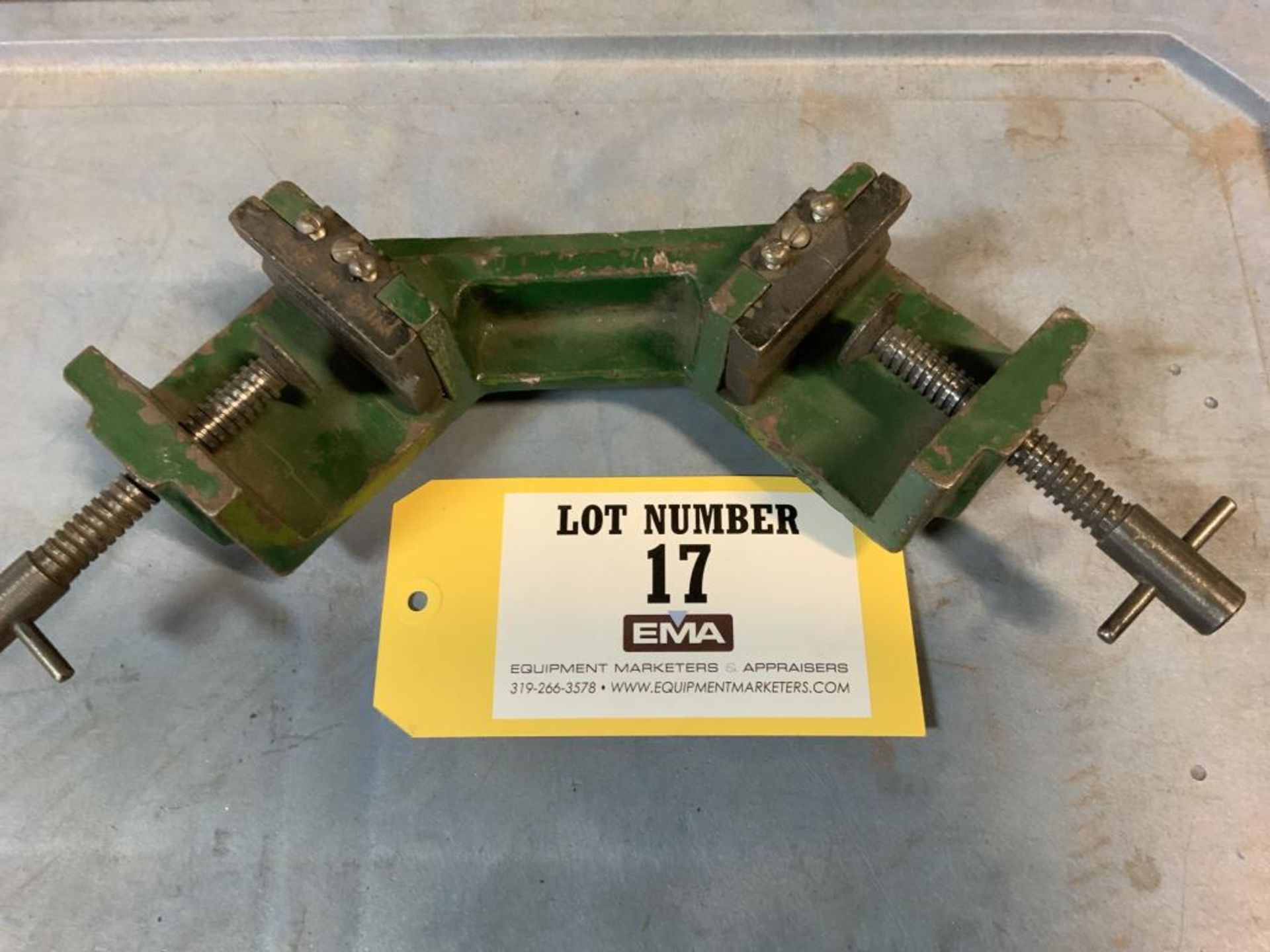 Right angle corner welding vise